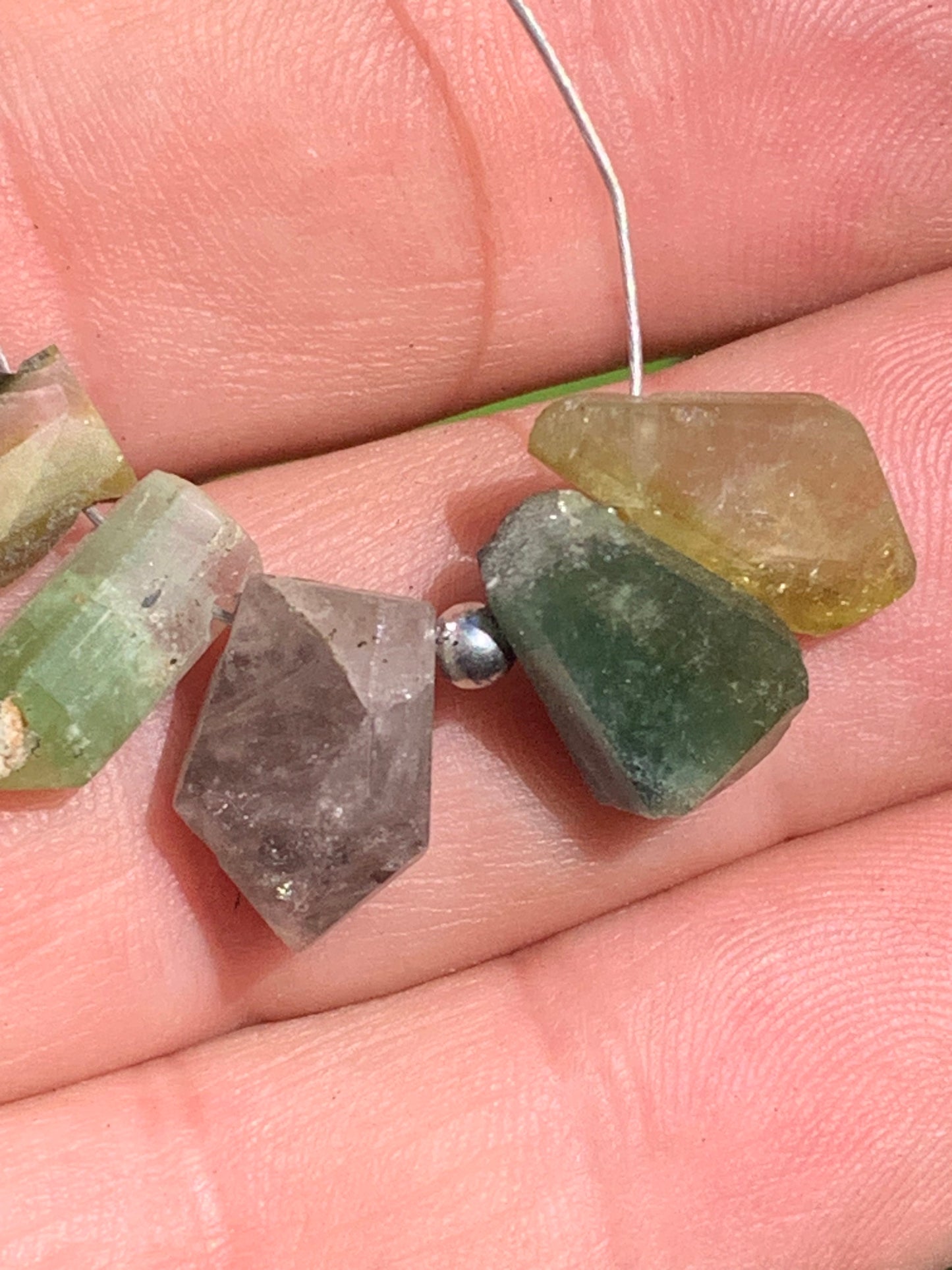 Tourmaline melon d'eau (pastèque), cristaux percés, 5 pièces vendu en lot ou unité, de 15mm x7 x5 environ - 4,5 grammes le lot. Parfait en bijouterie, collection ,exposition...