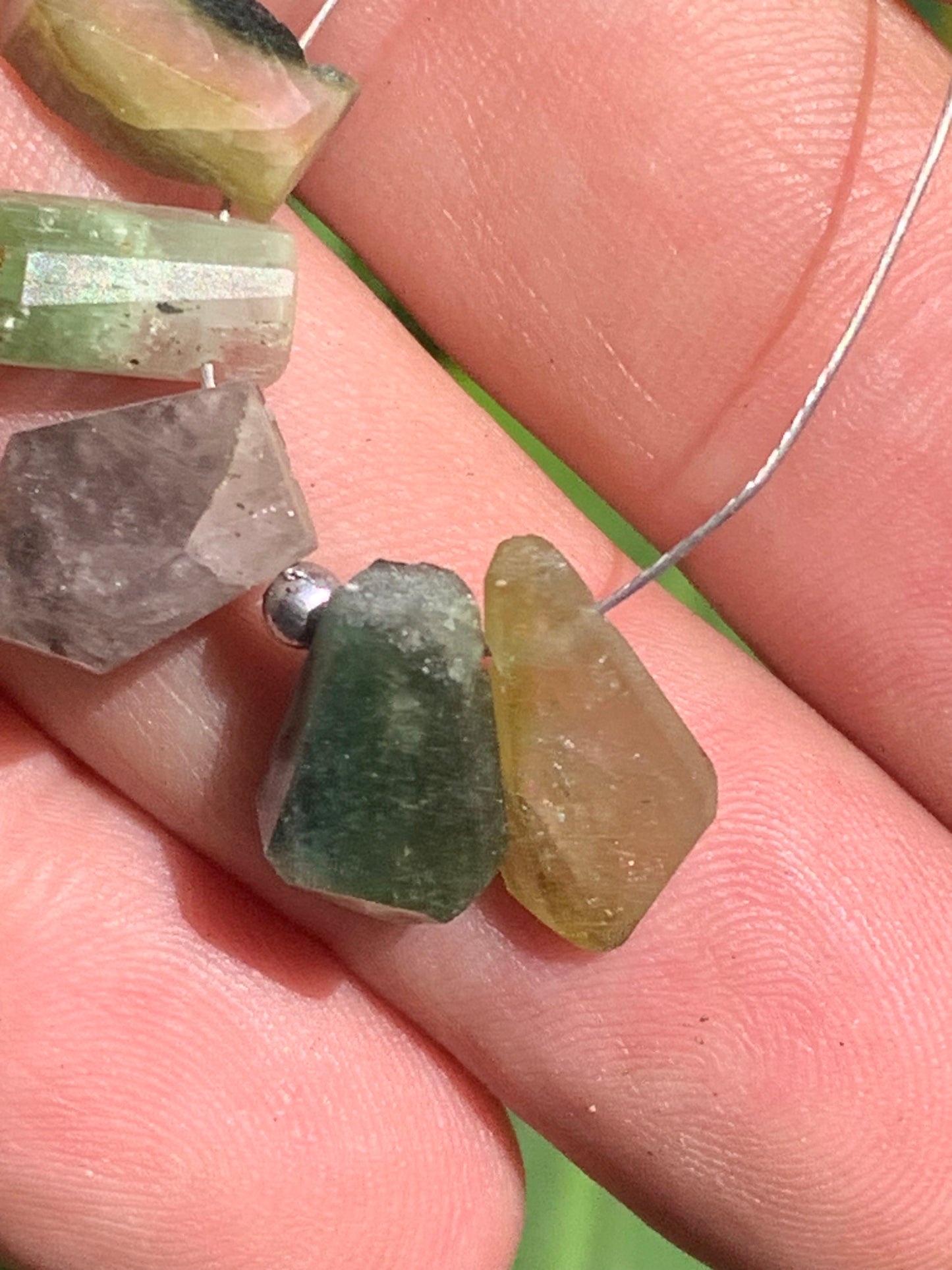 Tourmaline melon d'eau (pastèque), cristaux percés, 5 pièces vendu en lot ou unité, de 15mm x7 x5 environ - 4,5 grammes le lot. Parfait en bijouterie, collection ,exposition...