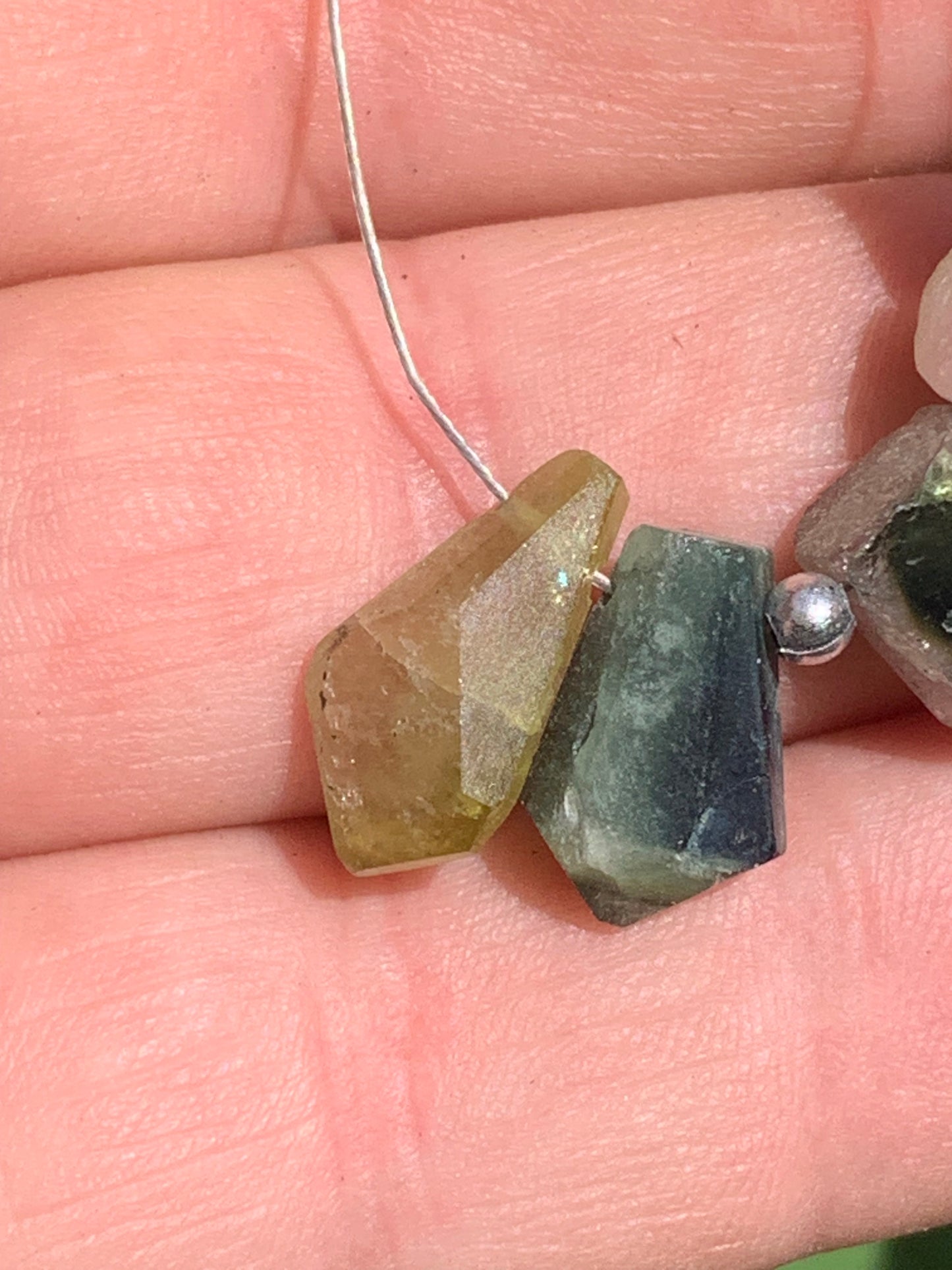 Tourmaline melon d'eau (pastèque), cristaux percés, 5 pièces vendu en lot ou unité, de 15mm x7 x5 environ - 4,5 grammes le lot. Parfait en bijouterie, collection ,exposition...