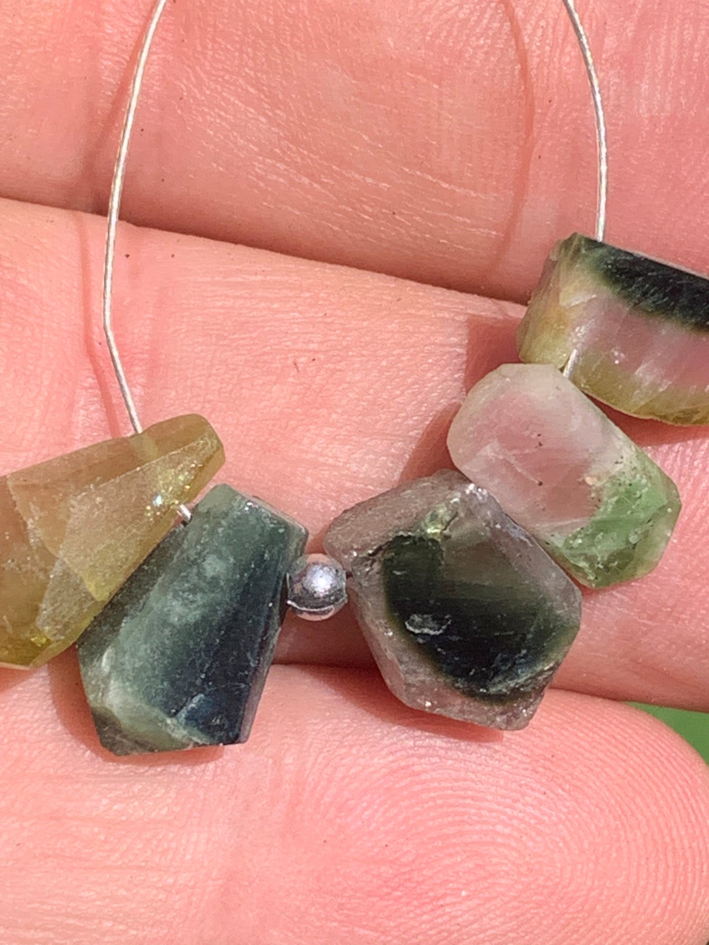Tourmaline melon d'eau (pastèque), cristaux percés, 5 pièces vendu en lot ou unité, de 15mm x7 x5 environ - 4,5 grammes le lot. Parfait en bijouterie, collection ,exposition...