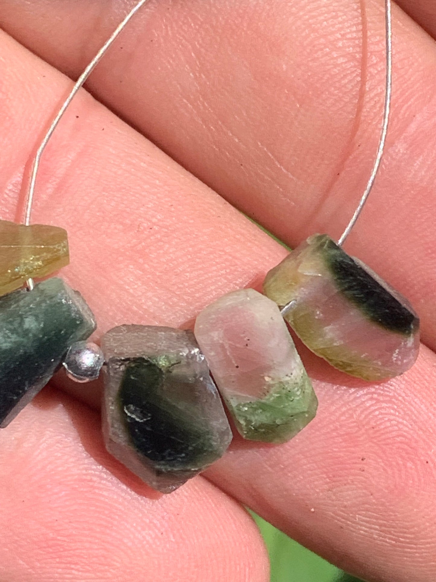 Tourmaline melon d'eau (pastèque), cristaux percés, 5 pièces vendu en lot ou unité, de 15mm x7 x5 environ - 4,5 grammes le lot. Parfait en bijouterie, collection ,exposition...
