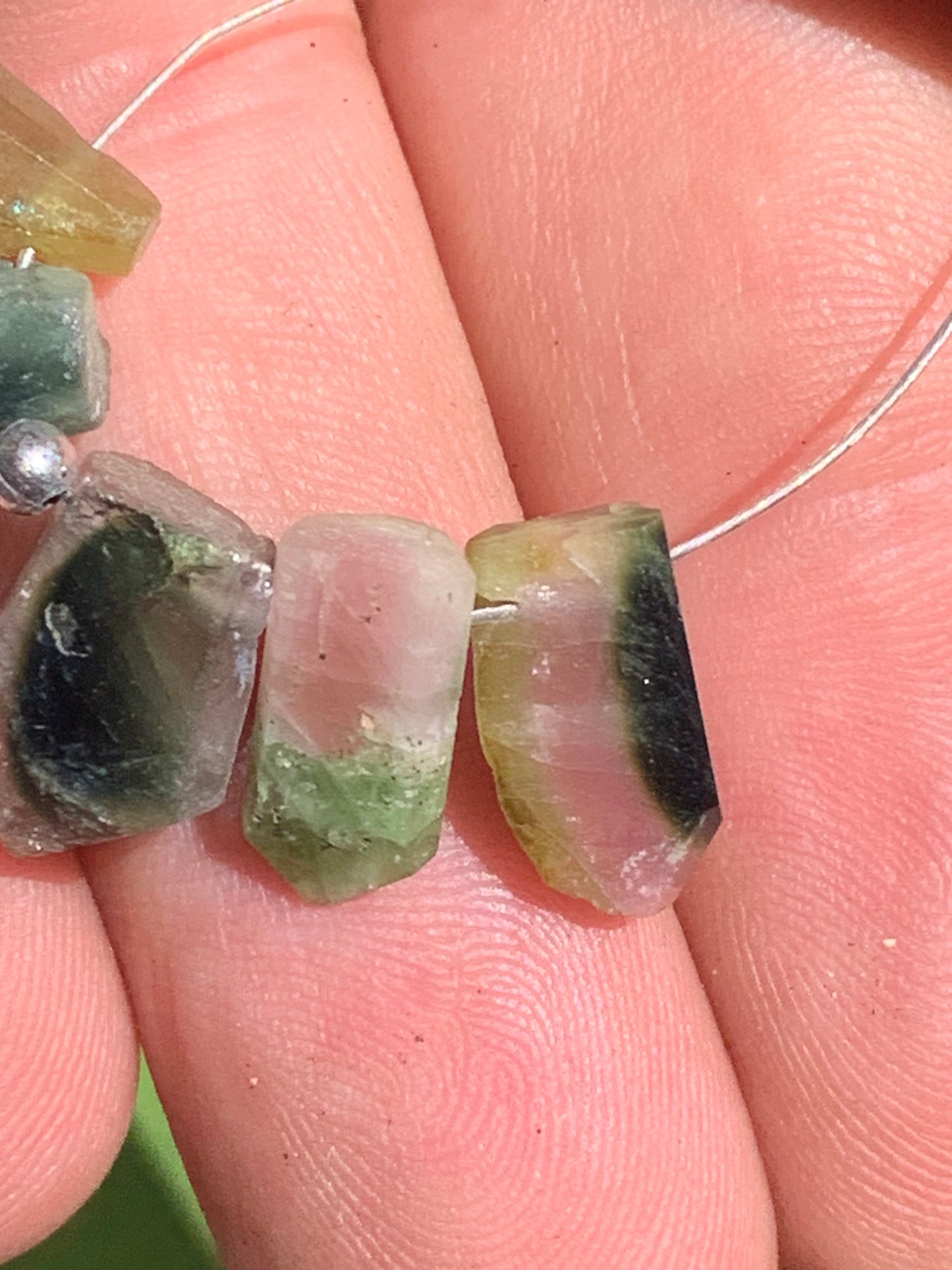 Tourmaline melon d'eau (pastèque), cristaux percés, 5 pièces vendu en lot ou unité, de 15mm x7 x5 environ - 4,5 grammes le lot. Parfait en bijouterie, collection ,exposition...