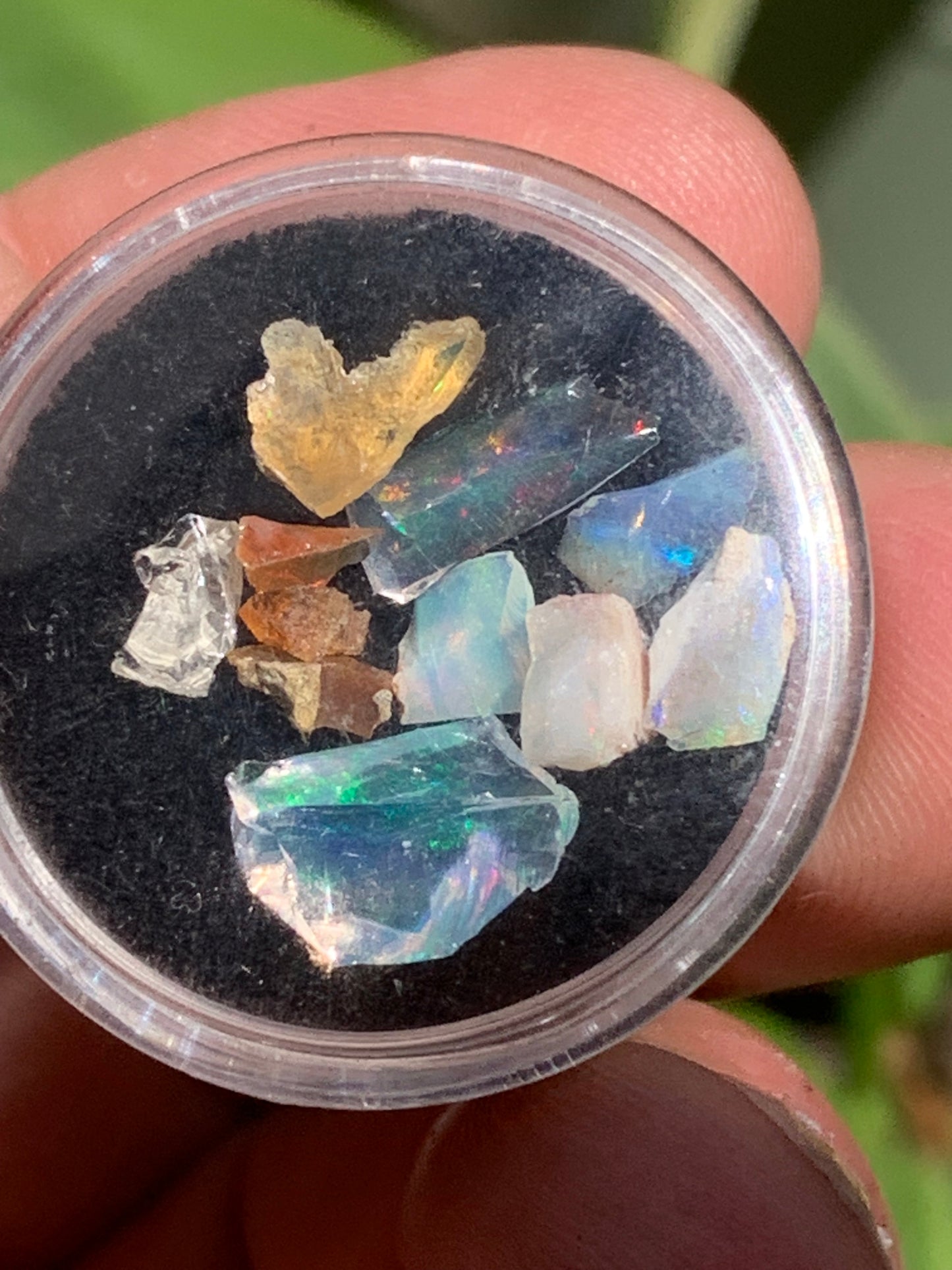 Opale Welo d'Ethiopie, lot de 10 pièces de 5mm x4 x2 environ - 0,8 gramme. Parfait en bijouterie, collection ,exposition...