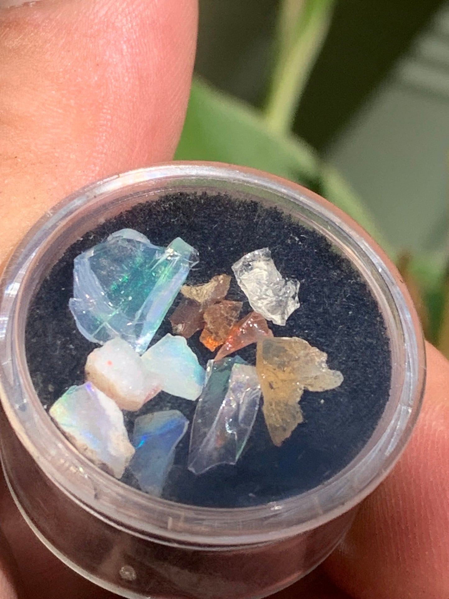 Opale Welo d'Ethiopie, lot de 10 pièces de 5mm x4 x2 environ - 0,8 gramme. Parfait en bijouterie, collection ,exposition...