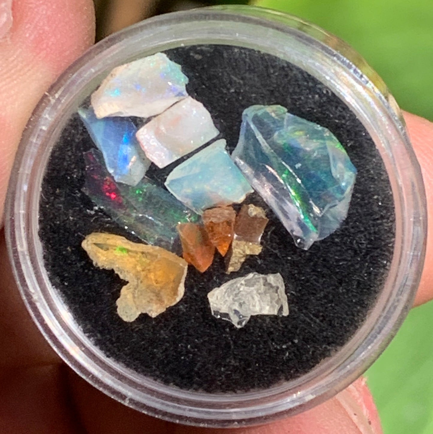 Opale Welo d'Ethiopie, lot de 10 pièces de 5mm x4 x2 environ - 0,8 gramme. Parfait en bijouterie, collection ,exposition...
