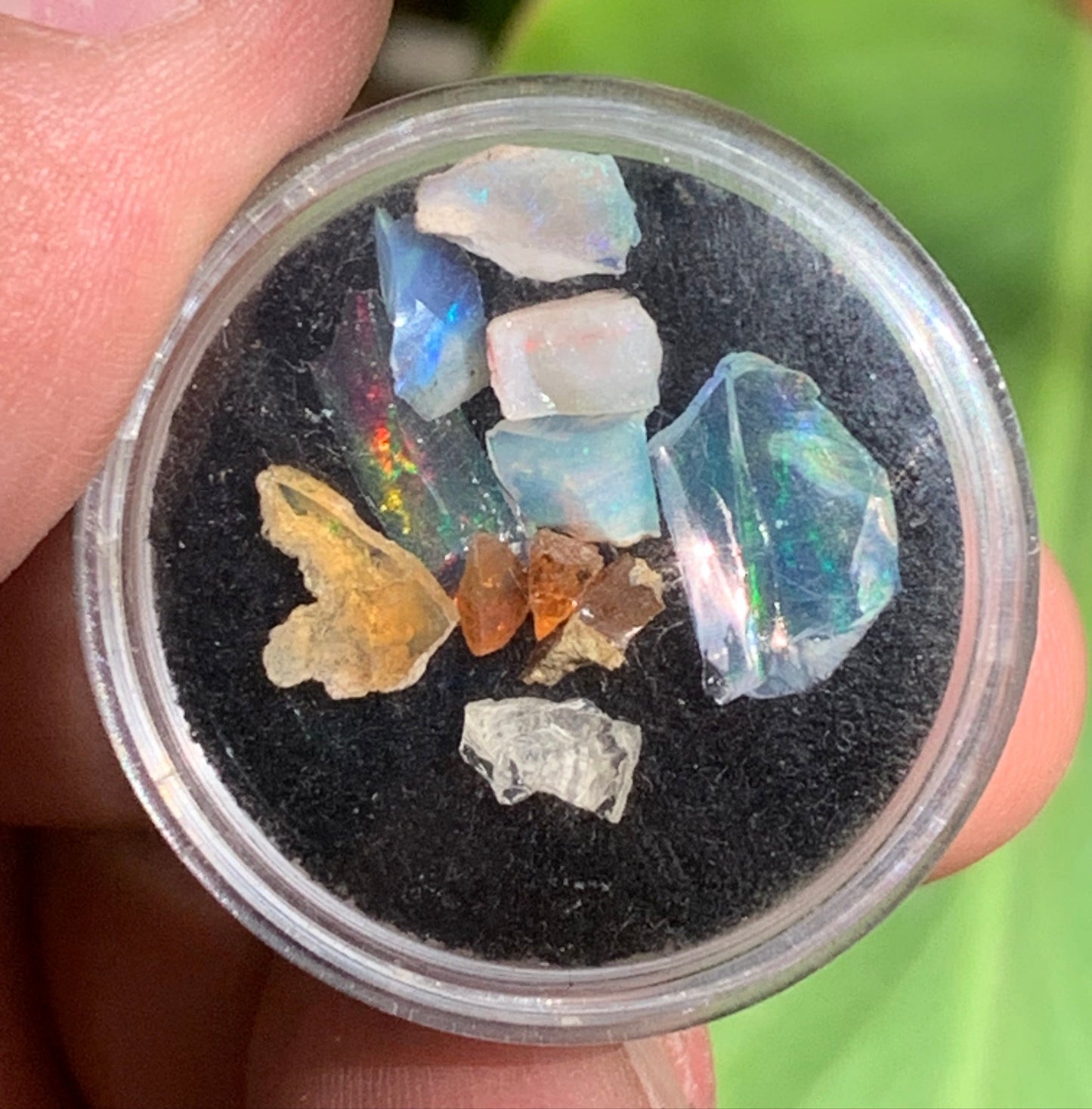 Opale Welo d'Ethiopie, lot de 10 pièces de 5mm x4 x2 environ - 0,8 gramme. Parfait en bijouterie, collection ,exposition...