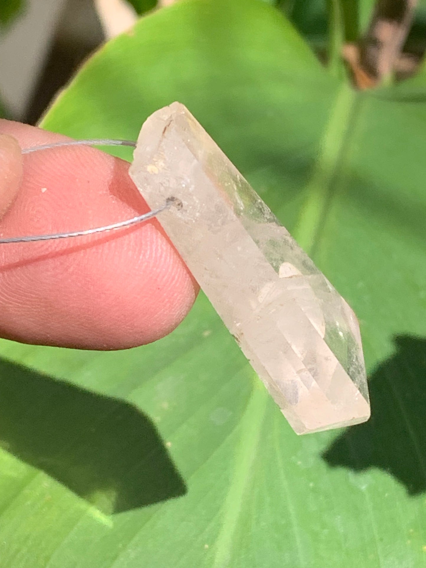 Morganite/ Beryl/ Emeraude rose, cristaux percés de 40mm x19 x8 et 8 grammes par pièce environ. Parfait en bijouterie, collection ,exposition...