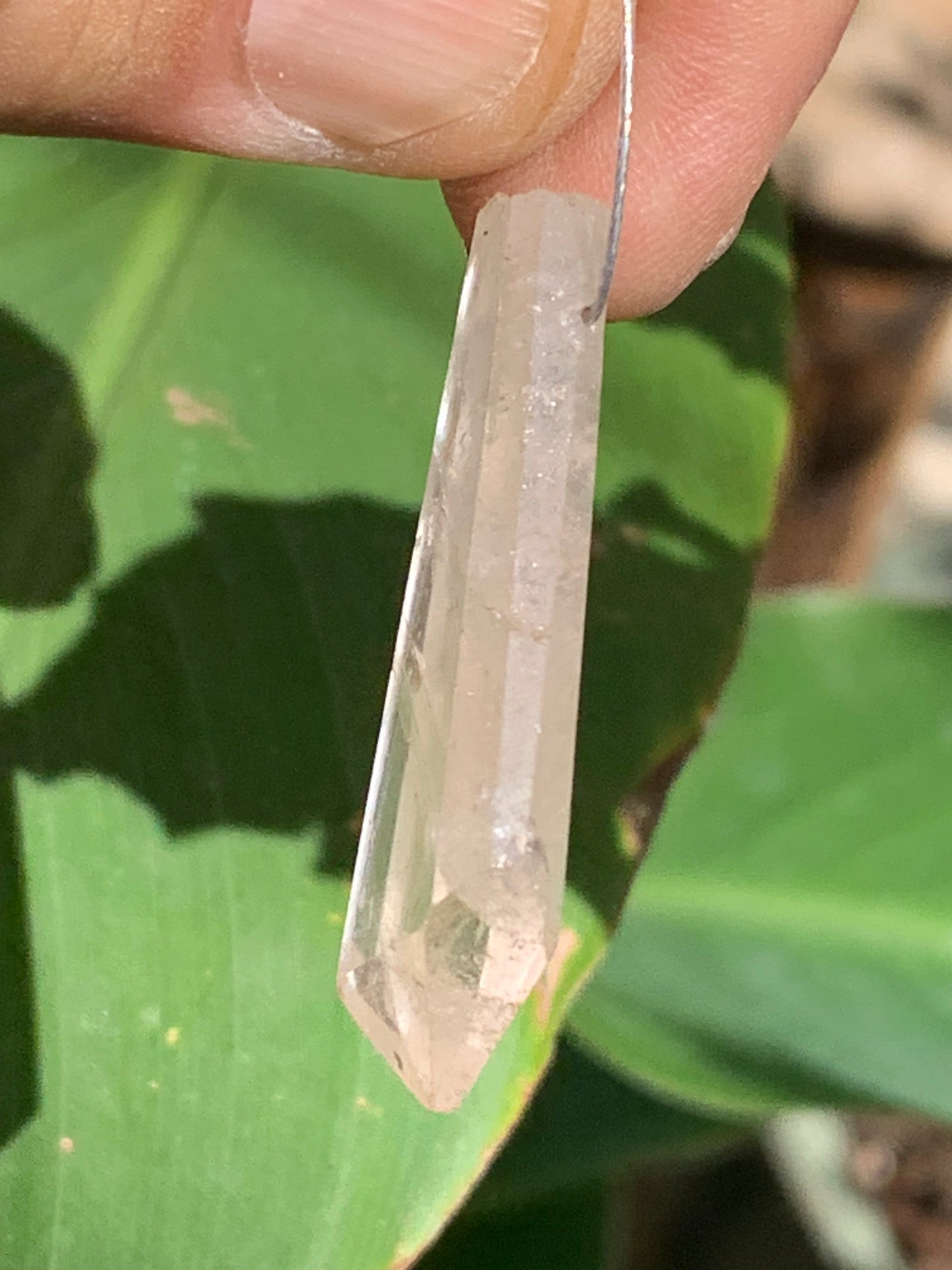 Morganite/ Beryl/ Emeraude rose, cristaux percés de 40mm x19 x8 et 8 grammes par pièce environ. Parfait en bijouterie, collection ,exposition...