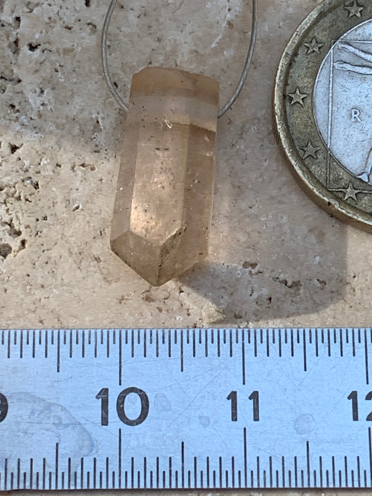 Topaze impériale percé de 18mm x8 x7 - 2 grammes/ 10 carats. Parfait en bijouterie, collection ,exposition...