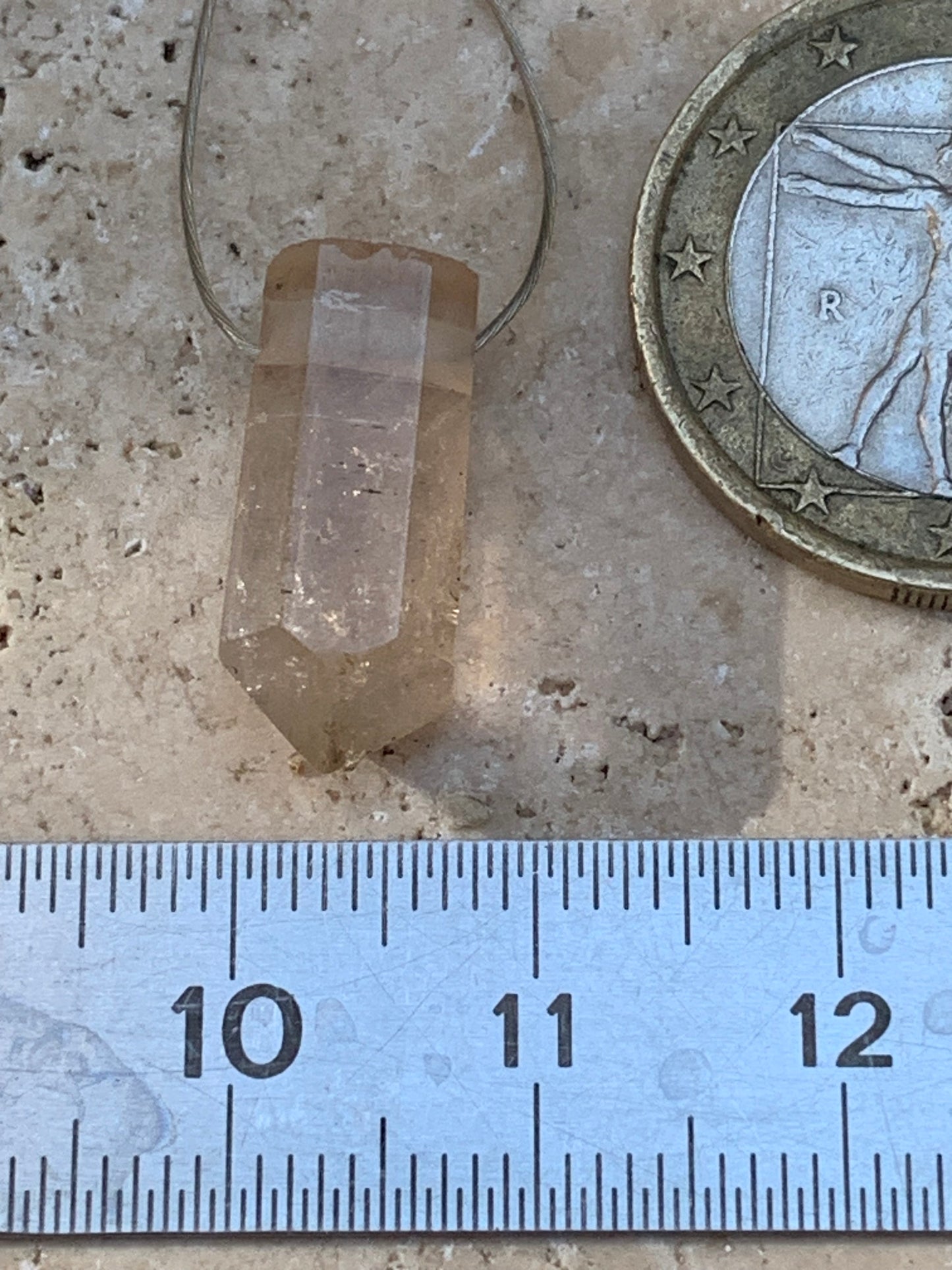Topaze impériale percé de 18mm x8 x7 - 2 grammes/ 10 carats. Parfait en bijouterie, collection ,exposition...