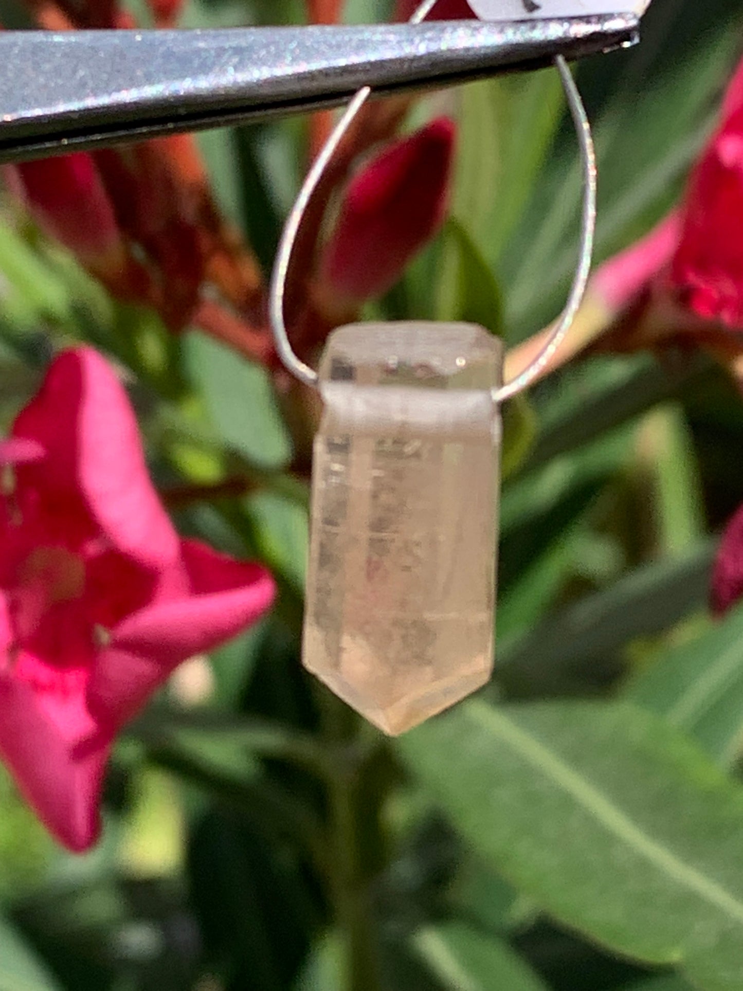 Topaze impériale percé de 18mm x8 x7 - 2 grammes/ 10 carats. Parfait en bijouterie, collection ,exposition...