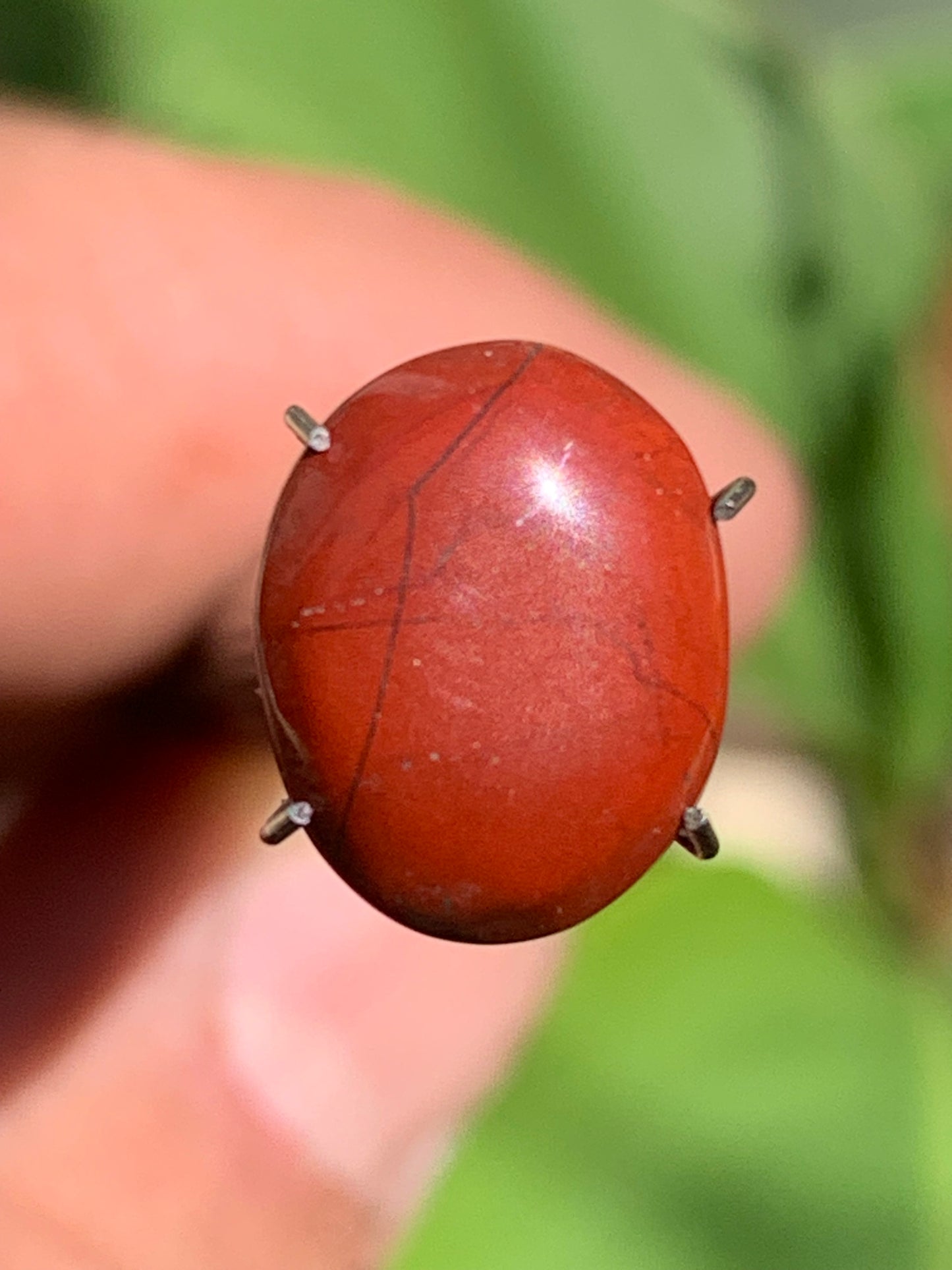 Jaspe rouge, cabochon de 13mm x10 x4 - 4 carats. Parfait en bijouterie, collection ,exposition...