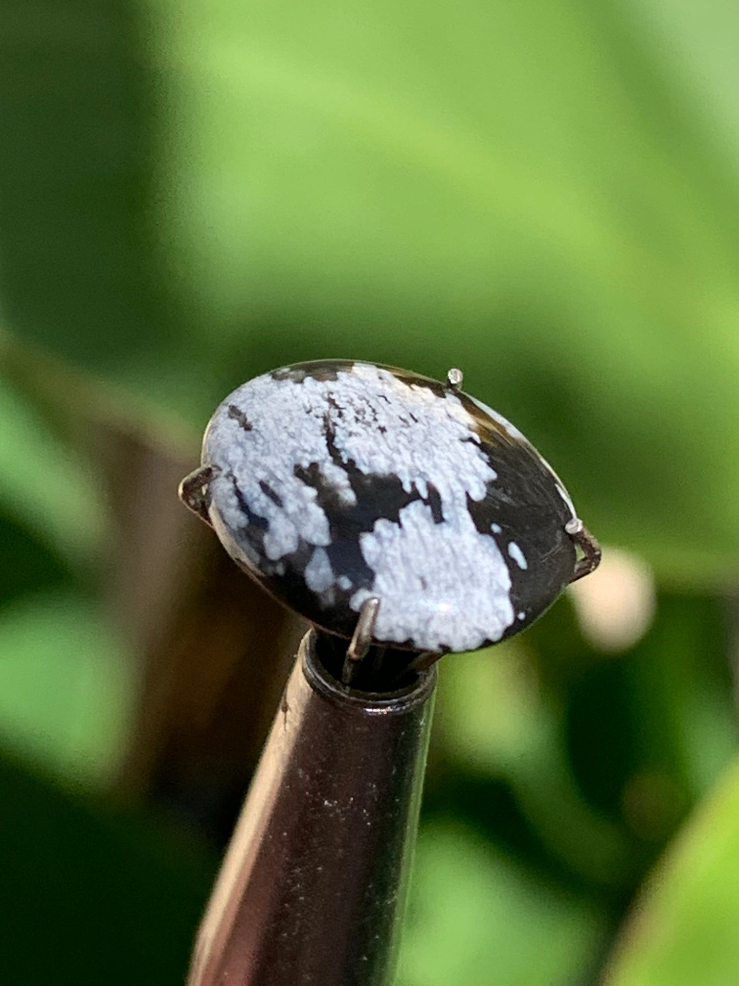 Obsidienne neige, cabochon de 13mm x11 x3 - 0,6 grammes/ 3 carats. Parfait en bijouterie, collection ,exposition...