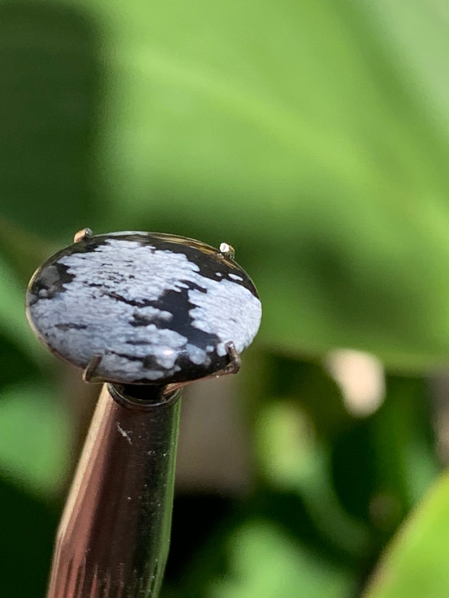 Obsidienne neige, cabochon de 13mm x11 x3 - 0,6 grammes/ 3 carats. Parfait en bijouterie, collection ,exposition...