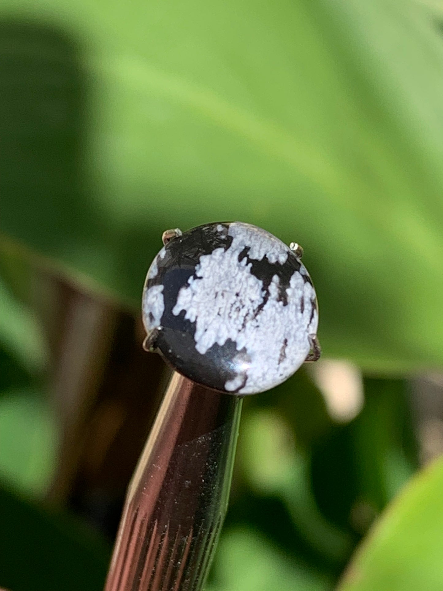Obsidienne neige, cabochon de 13mm x11 x3 - 0,6 grammes/ 3 carats. Parfait en bijouterie, collection ,exposition...