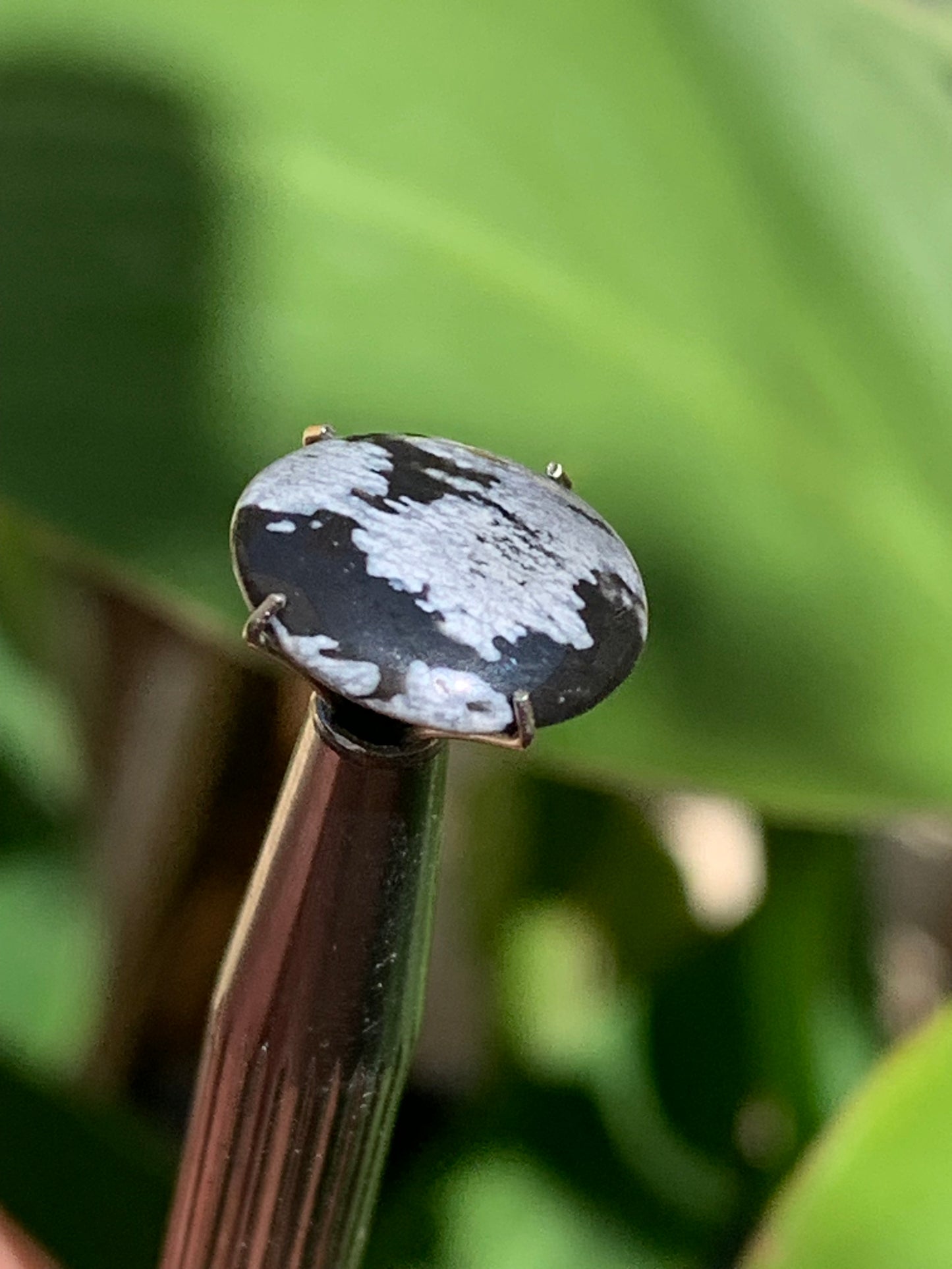 Obsidienne neige, cabochon de 13mm x11 x3 - 0,6 grammes/ 3 carats. Parfait en bijouterie, collection ,exposition...