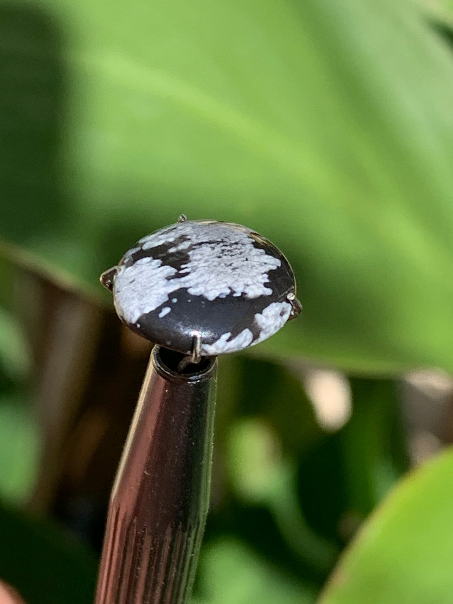 Obsidienne neige, cabochon de 13mm x11 x3 - 0,6 grammes/ 3 carats. Parfait en bijouterie, collection ,exposition...