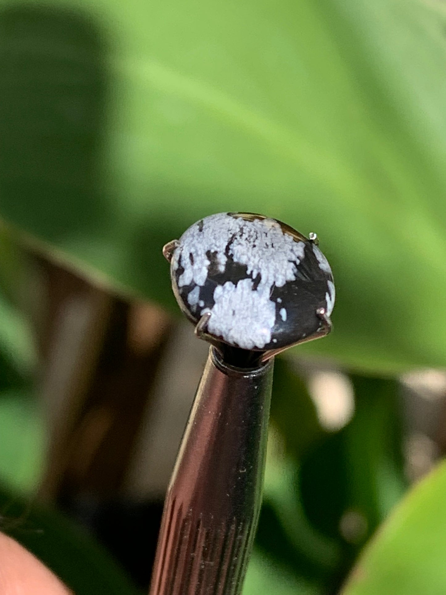 Obsidienne neige, cabochon de 13mm x11 x3 - 0,6 grammes/ 3 carats. Parfait en bijouterie, collection ,exposition...