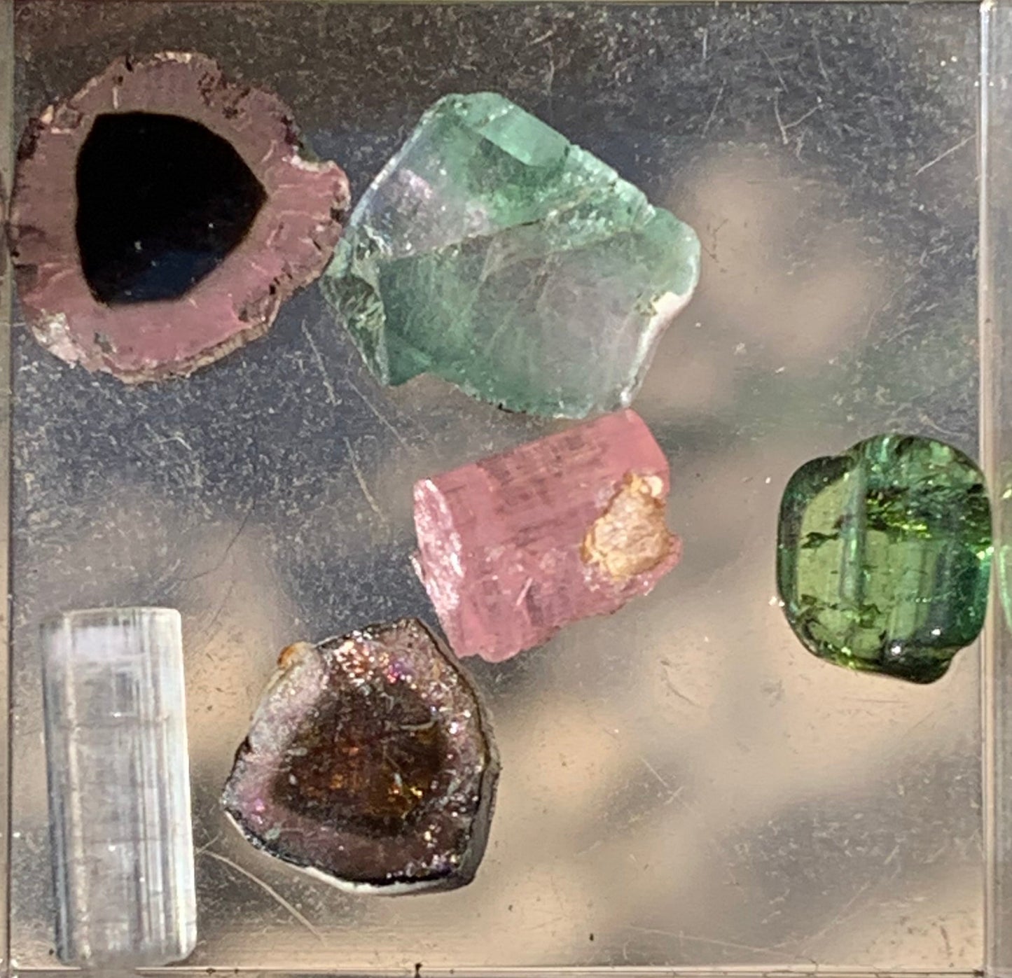 Tourmaline, coffret collection de 6 pièces de 7mm x7 x2 environ - 6,5 carats. Parfait en bijouterie, collection ,exposition...