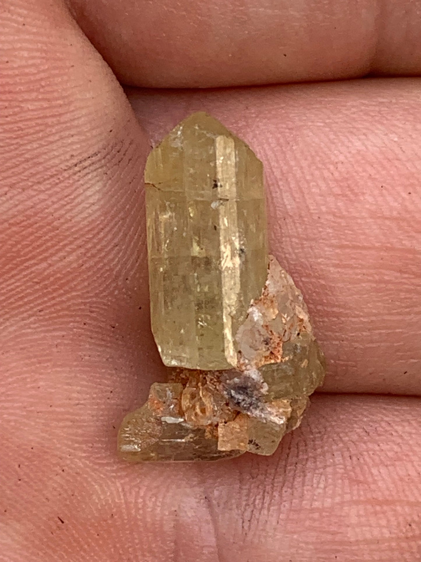 Apatite jaune, de 24mm x14 x10 environ - 16,5 carats. Parfait en bijouterie, collection ,exposition...