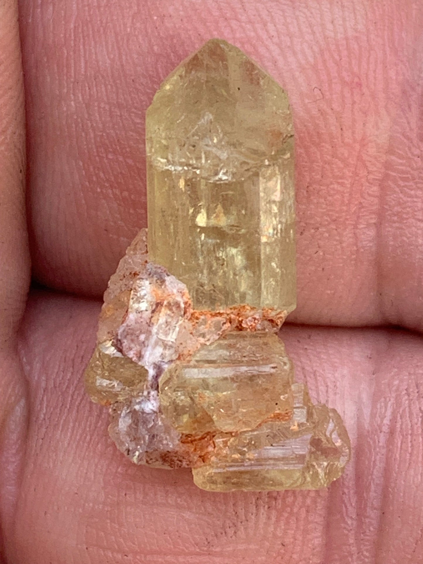 Apatite jaune, de 24mm x14 x10 environ - 16,5 carats. Parfait en bijouterie, collection ,exposition...