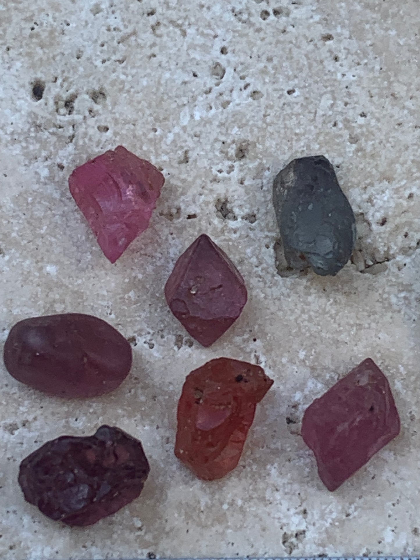 Spinelle, lot de 7 cristaux bruts de 5mm x4 x3 environ - 11,5 carats. Parfait en bijouterie, collection ,exposition...