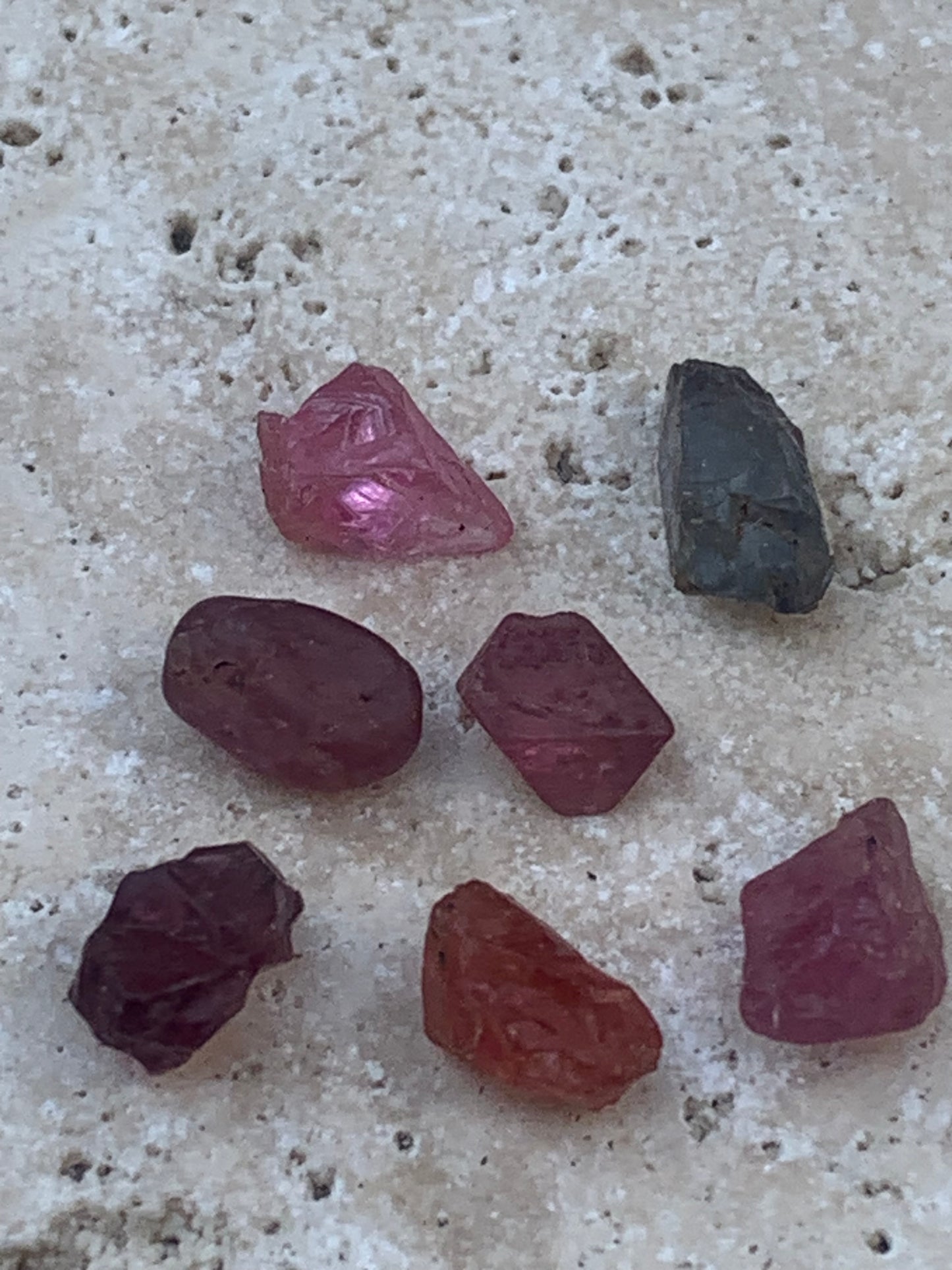 Spinelle, lot de 7 cristaux bruts de 5mm x4 x3 environ - 11,5 carats. Parfait en bijouterie, collection ,exposition...