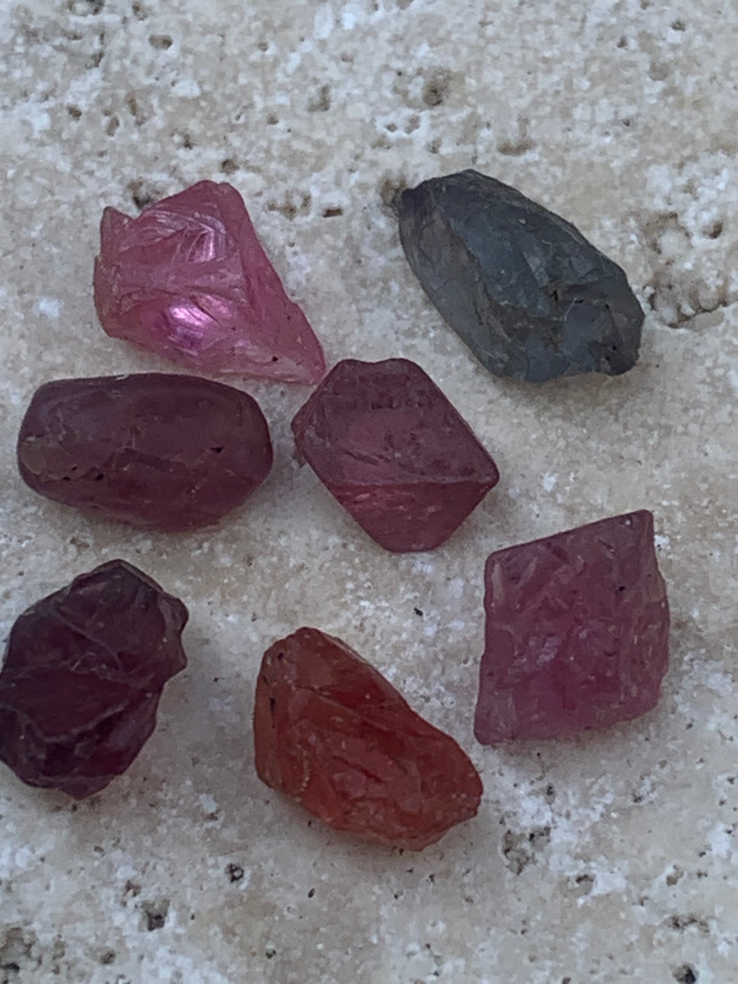 Spinelle, lot de 7 cristaux bruts de 5mm x4 x3 environ - 11,5 carats. Parfait en bijouterie, collection ,exposition...