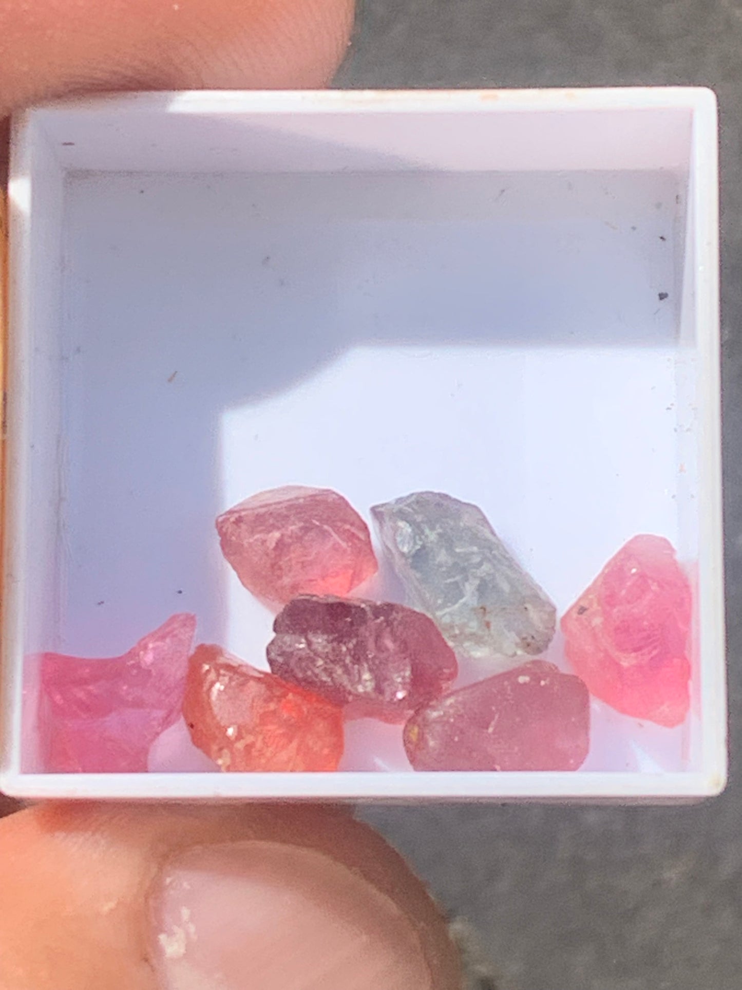 Spinelle, lot de 7 cristaux bruts de 5mm x4 x3 environ - 11,5 carats. Parfait en bijouterie, collection ,exposition...