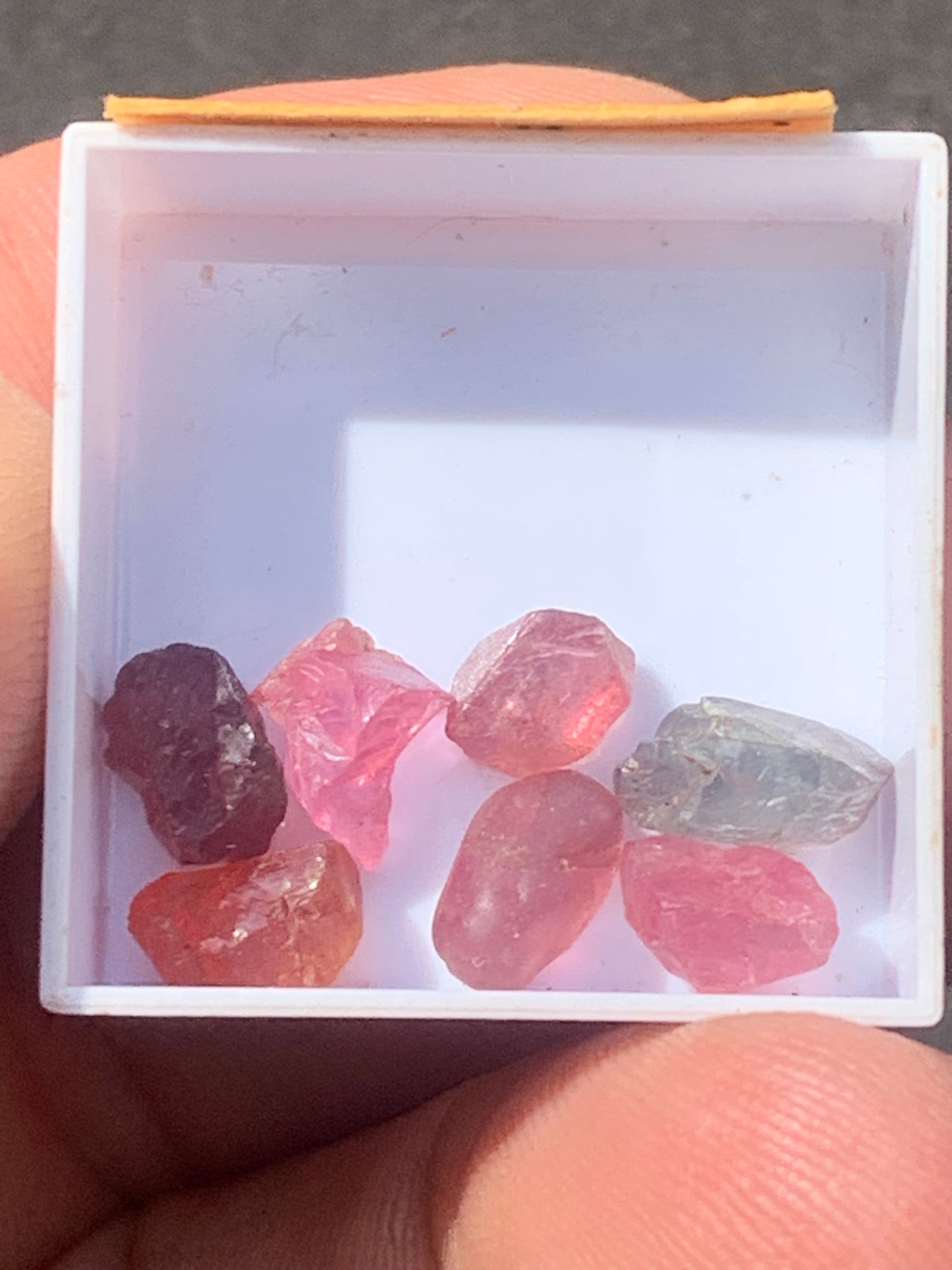 Spinelle, lot de 7 cristaux bruts de 5mm x4 x3 environ - 11,5 carats. Parfait en bijouterie, collection ,exposition...