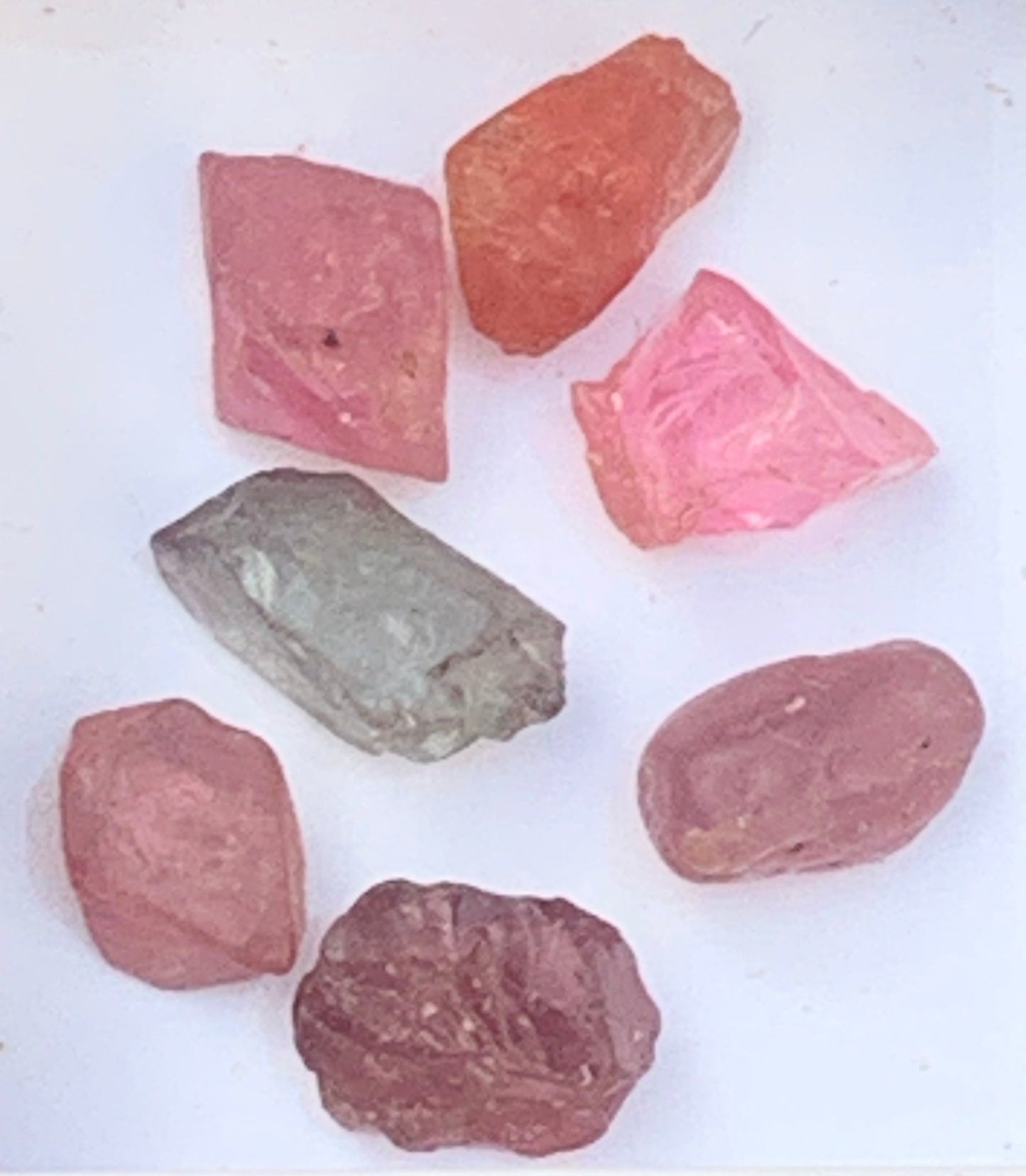 Spinelle, lot de 7 cristaux bruts de 5mm x4 x3 environ - 11,5 carats. Parfait en bijouterie, collection ,exposition...