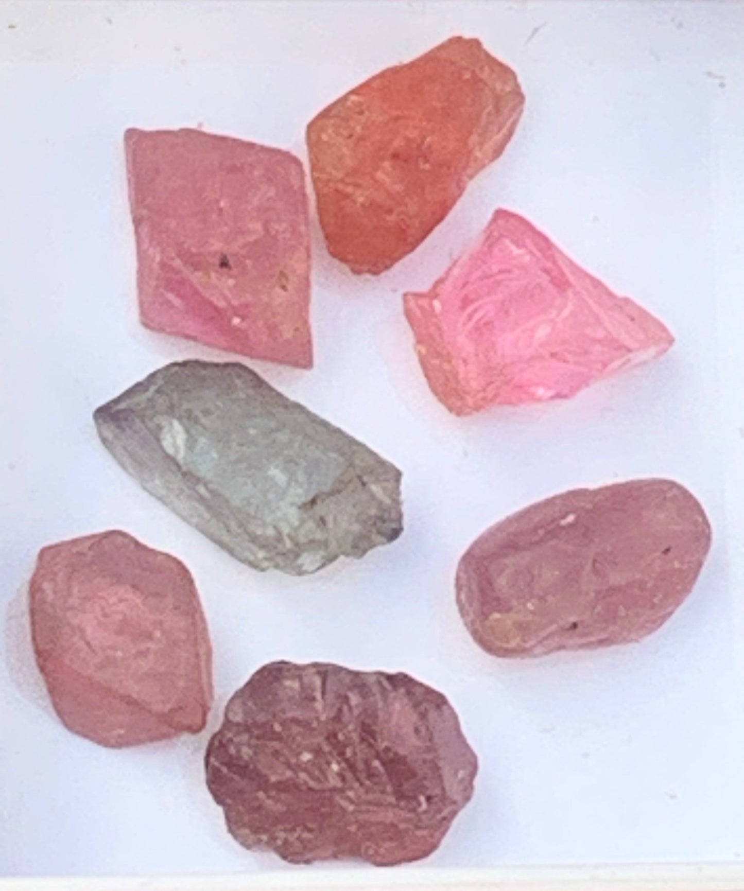Spinelle, lot de 7 cristaux bruts de 5mm x4 x3 environ - 11,5 carats. Parfait en bijouterie, collection ,exposition...