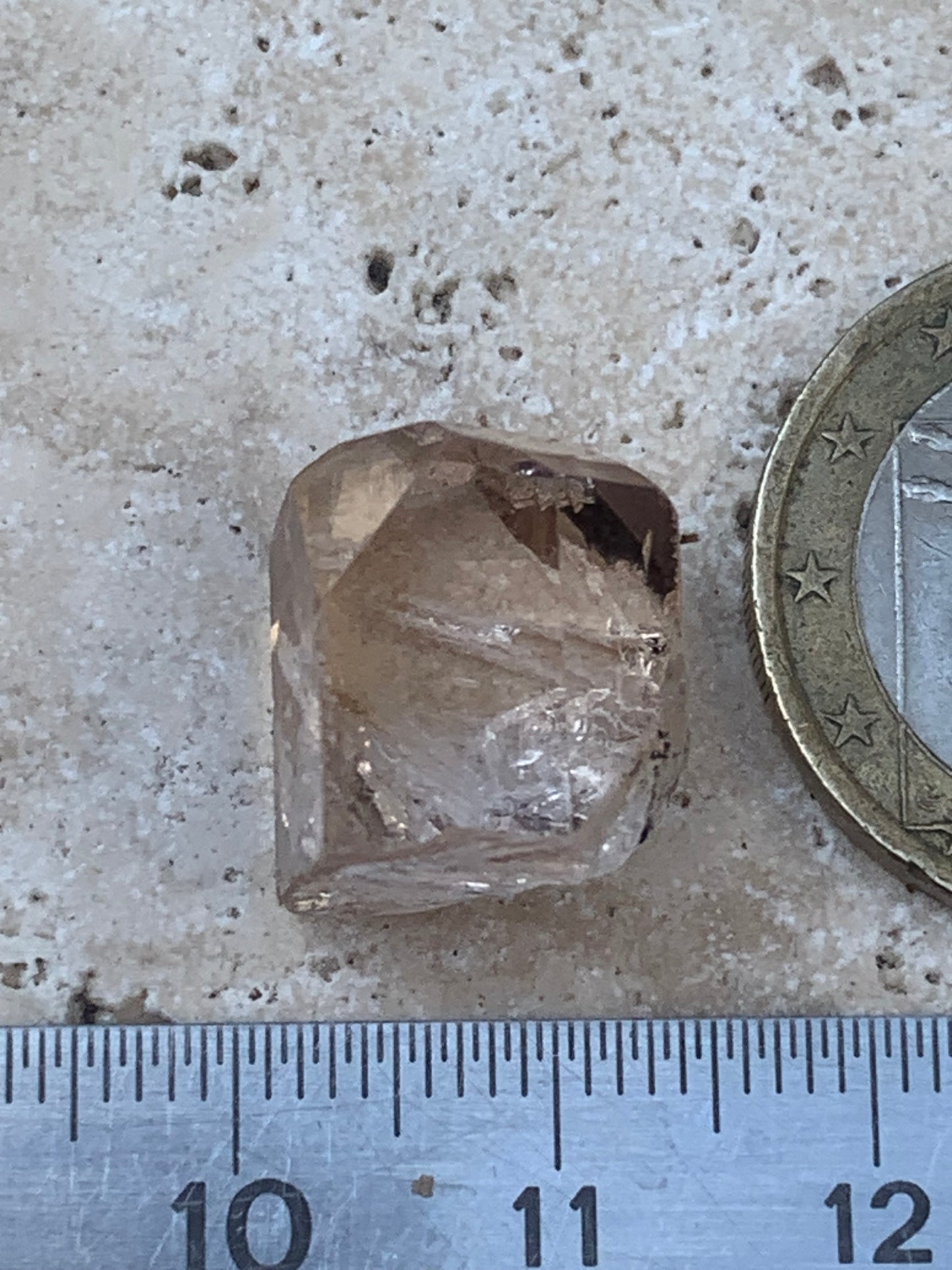 Topaze Impériale, superbe cristal naturel de 15mm x12 x11 - 4,6 grammes/ 23 carats. Belle pièce de collection, unique et assez rare sur le marché !