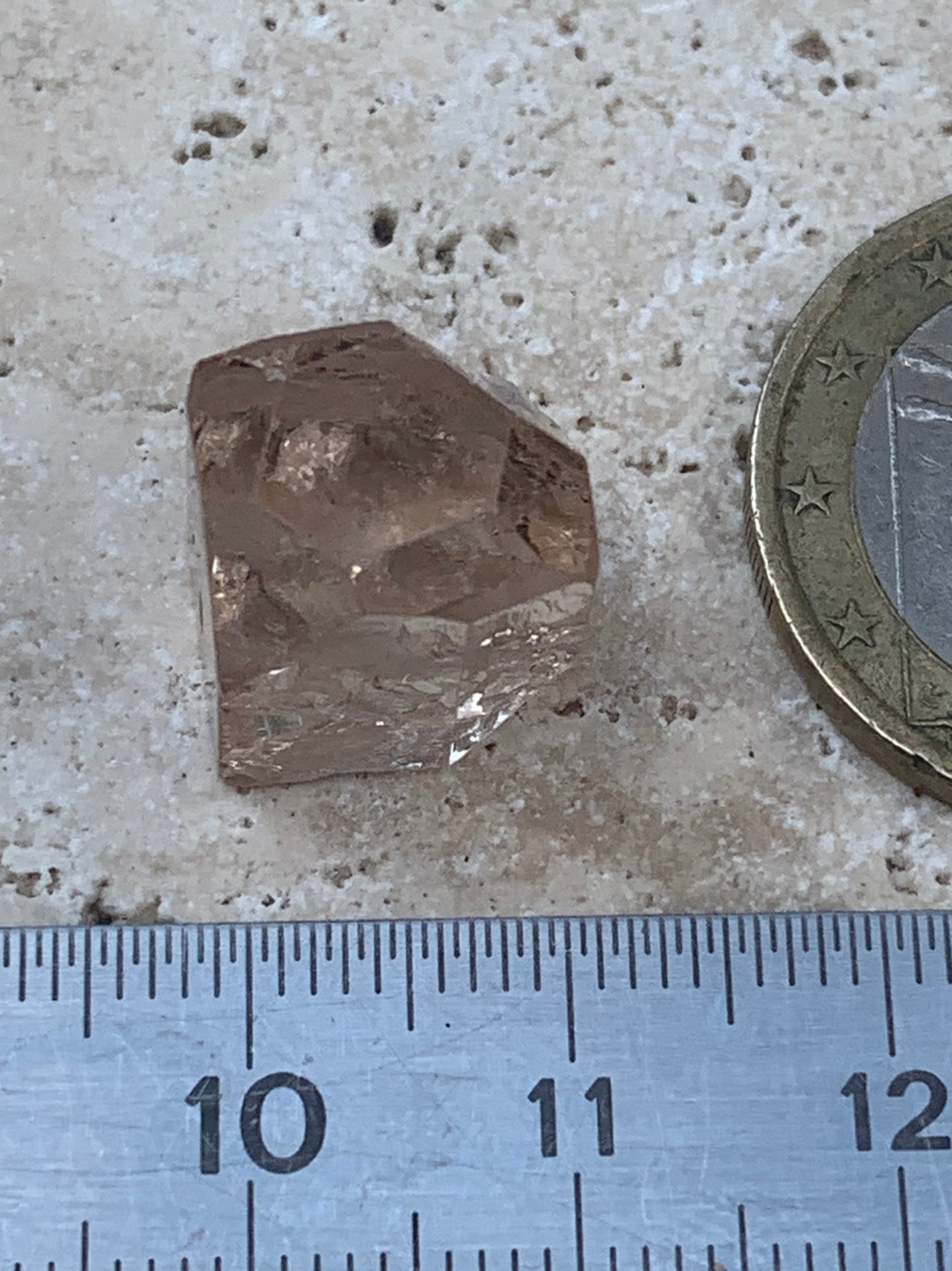 Topaze Impériale, superbe cristal naturel de 15mm x12 x11 - 4,6 grammes/ 23 carats. Belle pièce de collection, unique et assez rare sur le marché !