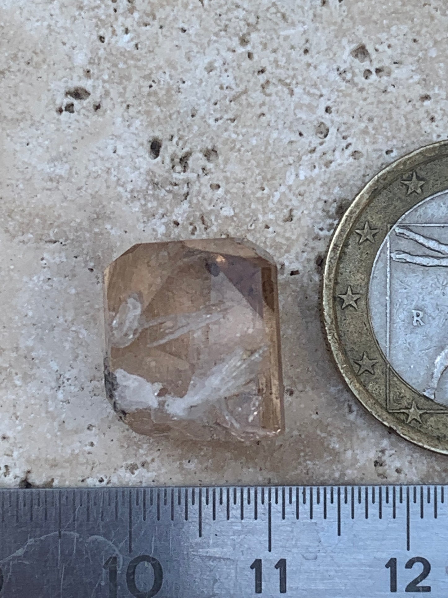 Topaze Impériale, superbe cristal naturel de 15mm x12 x11 - 4,6 grammes/ 23 carats. Belle pièce de collection, unique et assez rare sur le marché !