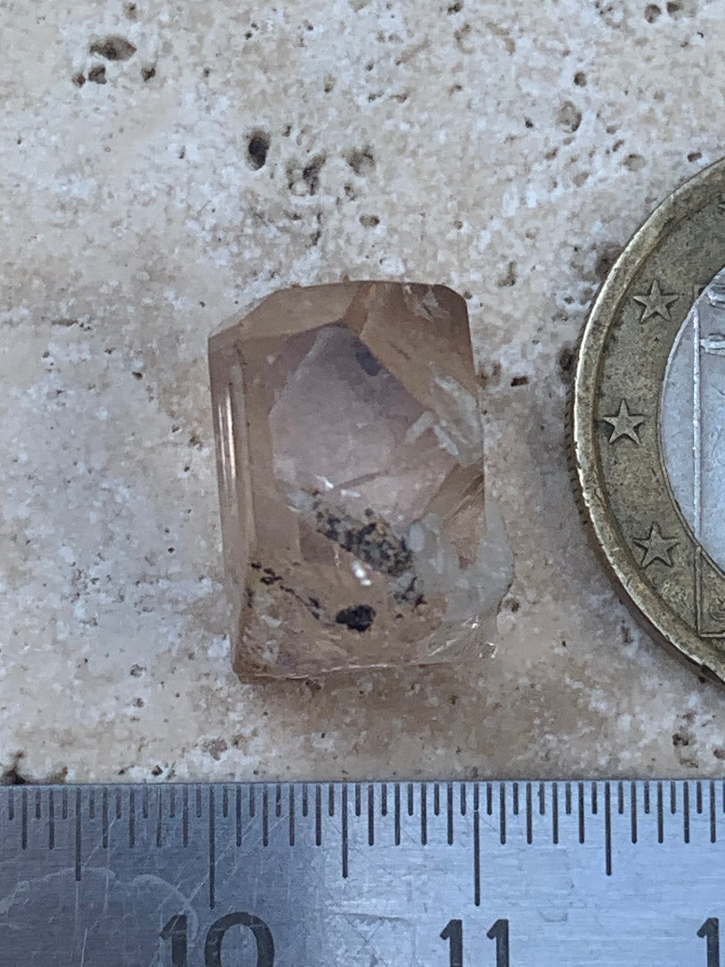 Topaze Impériale, superbe cristal naturel de 15mm x12 x11 - 4,6 grammes/ 23 carats. Belle pièce de collection, unique et assez rare sur le marché !