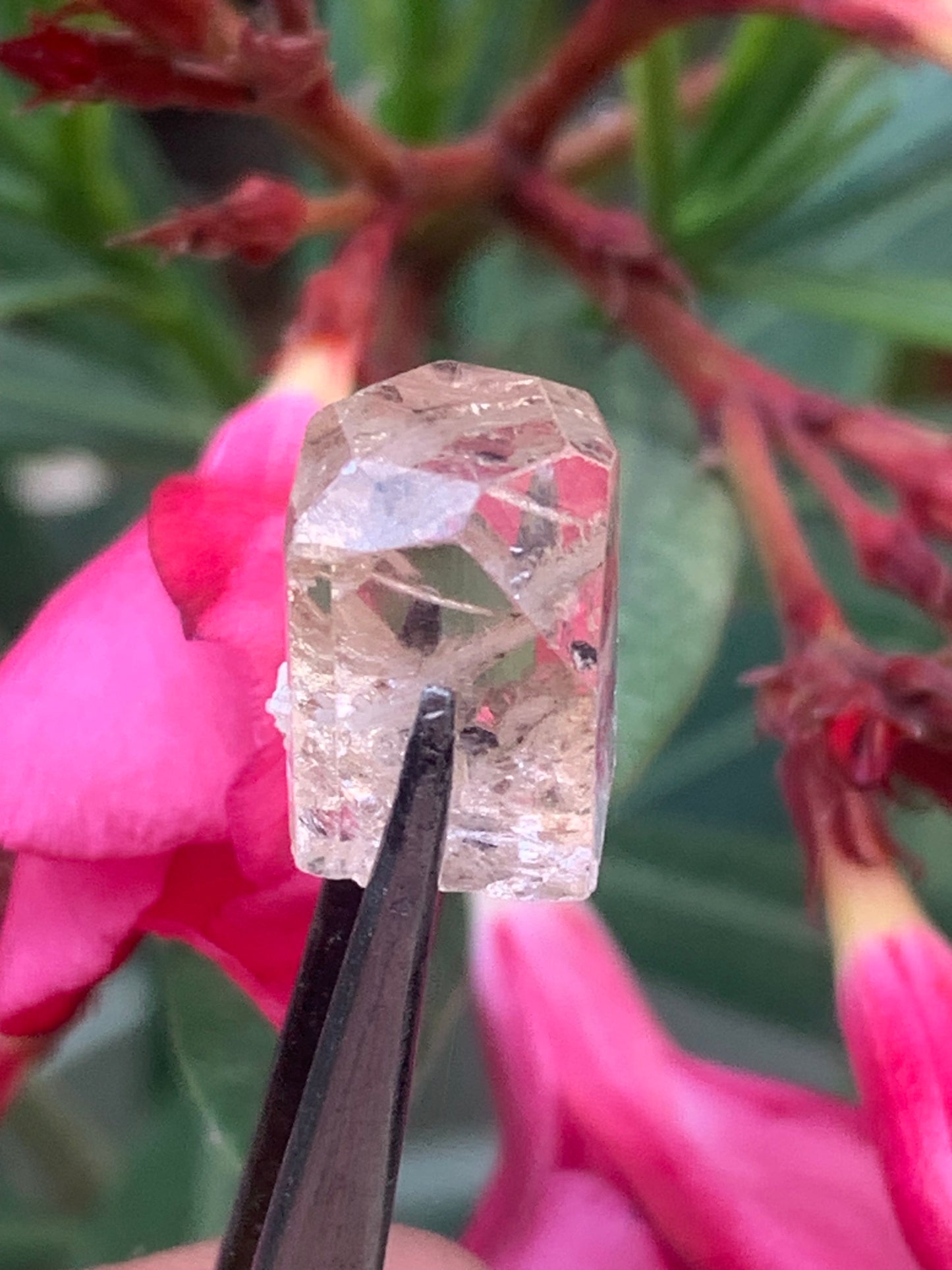 Topaze Impériale, superbe cristal naturel de 15mm x12 x11 - 4,6 grammes/ 23 carats. Belle pièce de collection, unique et assez rare sur le marché !