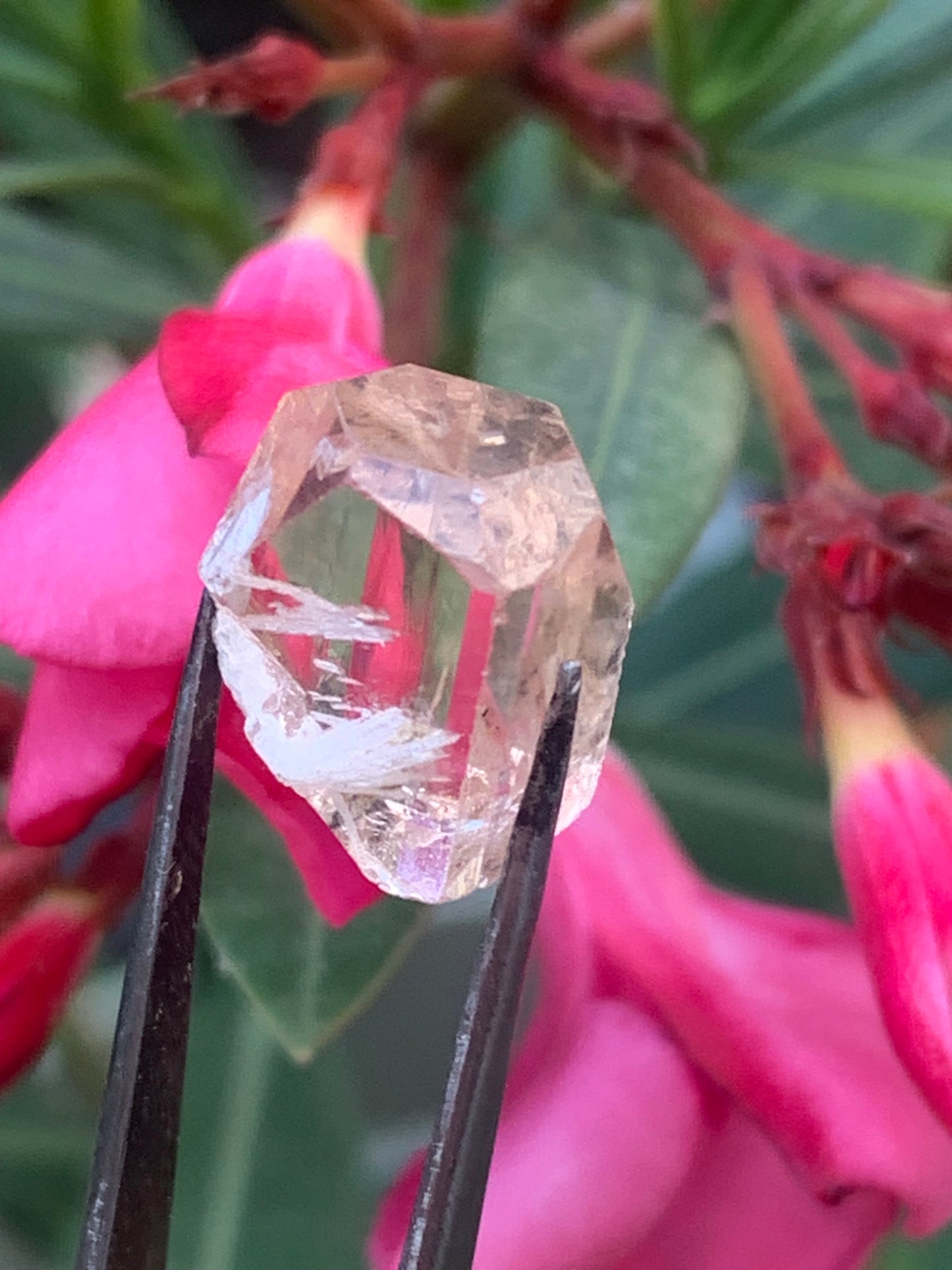 Topaze Impériale, superbe cristal naturel de 15mm x12 x11 - 4,6 grammes/ 23 carats. Belle pièce de collection, unique et assez rare sur le marché !