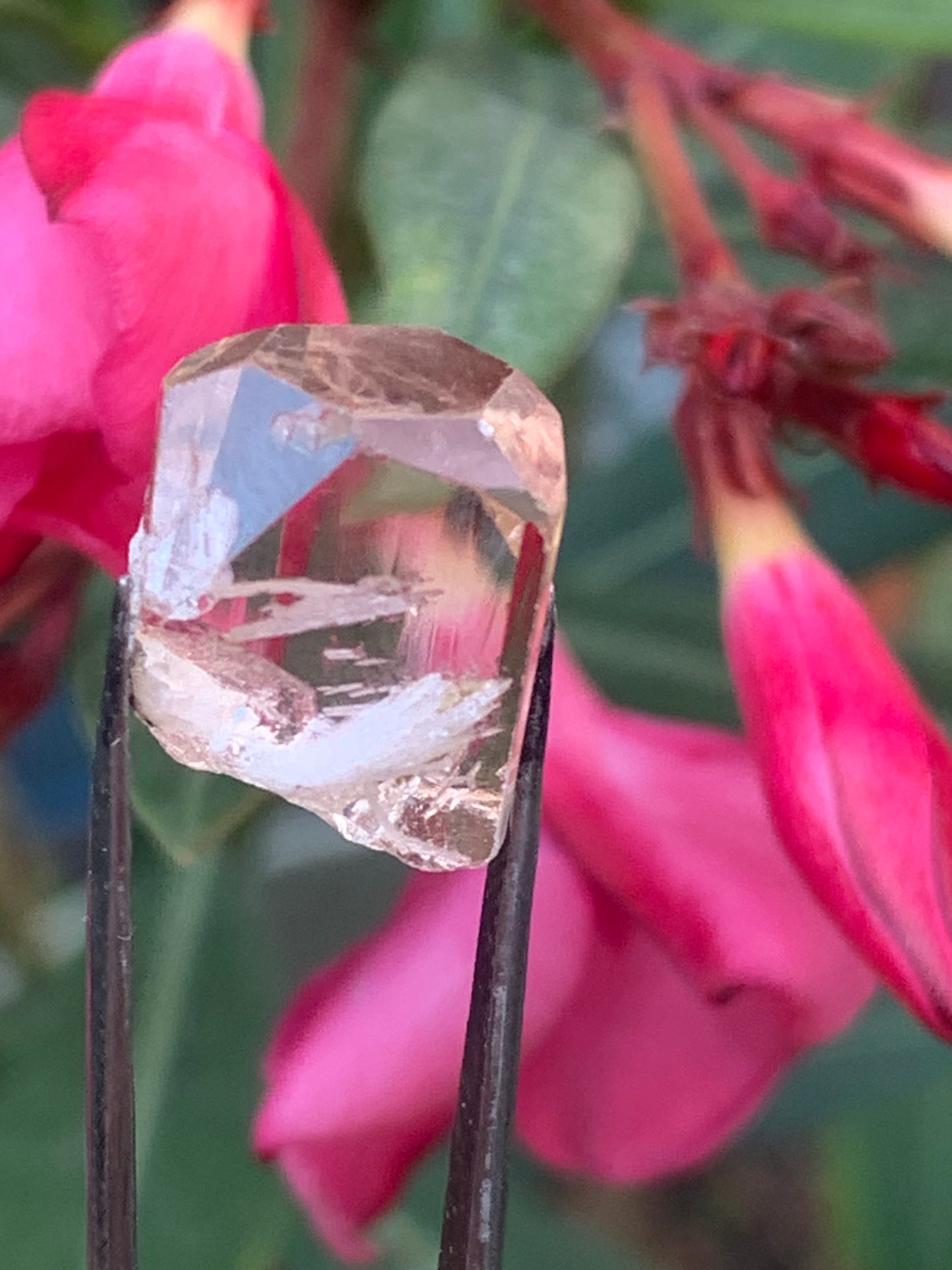 Topaze Impériale, superbe cristal naturel de 15mm x12 x11 - 4,6 grammes/ 23 carats. Belle pièce de collection, unique et assez rare sur le marché !
