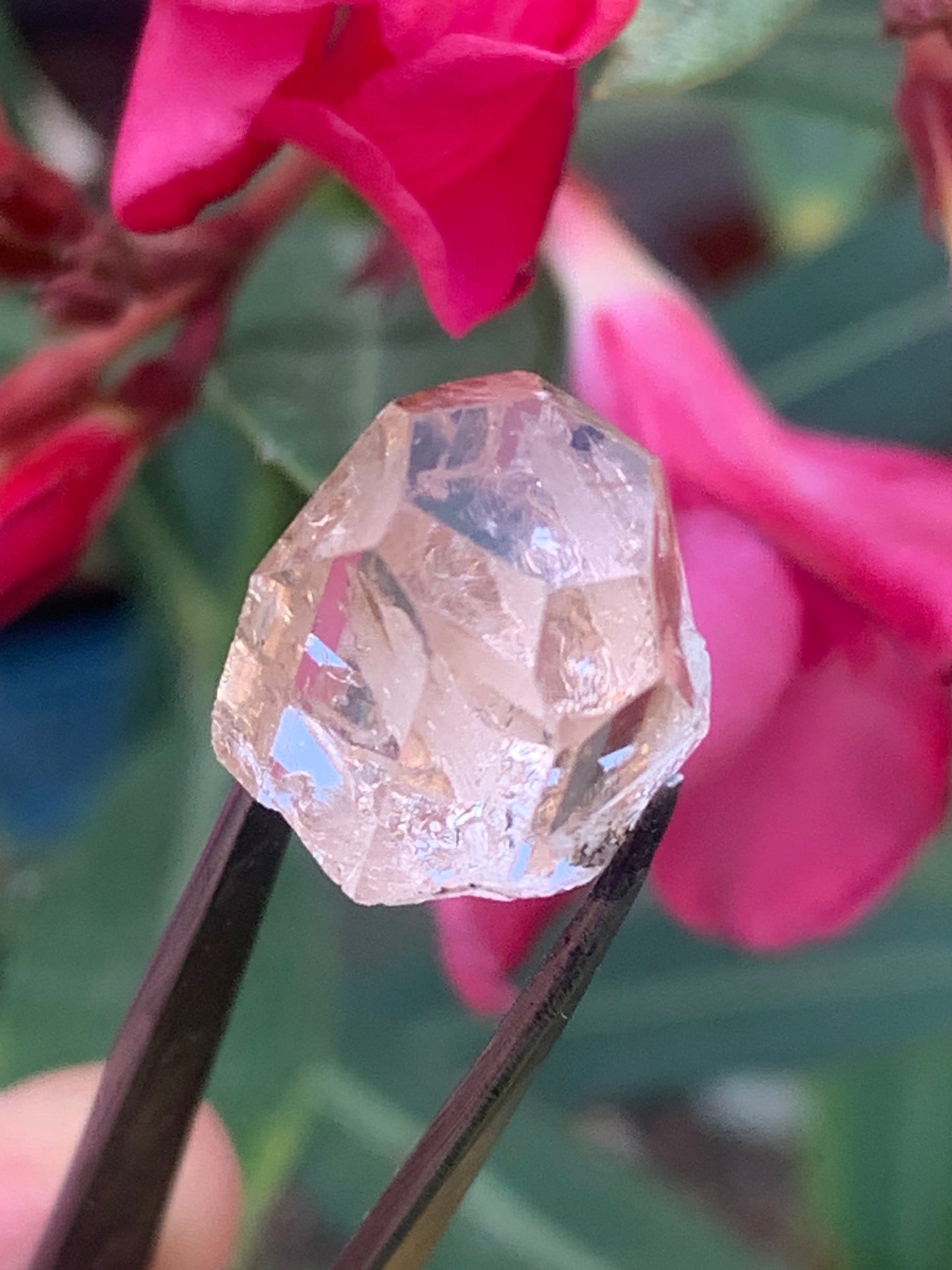Topaze Impériale, superbe cristal naturel de 15mm x12 x11 - 4,6 grammes/ 23 carats. Belle pièce de collection, unique et assez rare sur le marché !