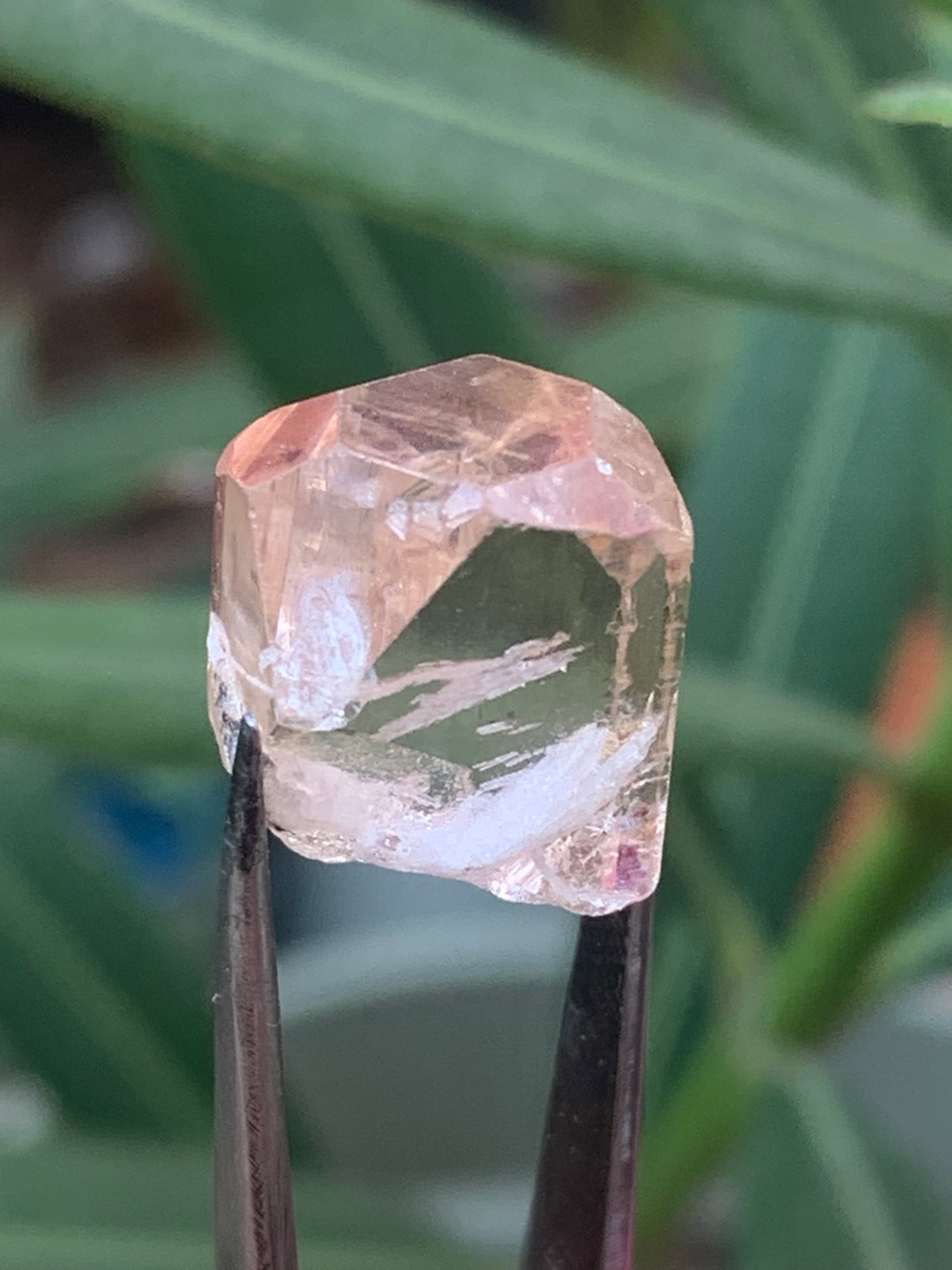Topaze Impériale, superbe cristal naturel de 15mm x12 x11 - 4,6 grammes/ 23 carats. Belle pièce de collection, unique et assez rare sur le marché !