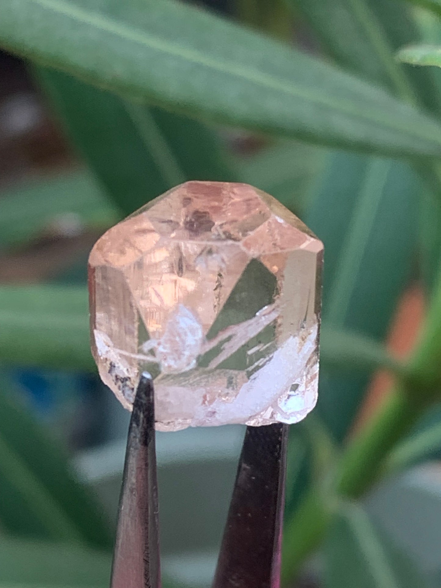 Topaze Impériale, superbe cristal naturel de 15mm x12 x11 - 4,6 grammes/ 23 carats. Belle pièce de collection, unique et assez rare sur le marché !