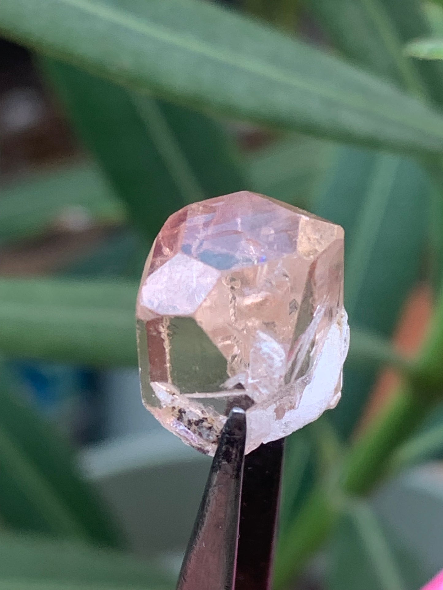 Topaze Impériale, superbe cristal naturel de 15mm x12 x11 - 4,6 grammes/ 23 carats. Belle pièce de collection, unique et assez rare sur le marché !
