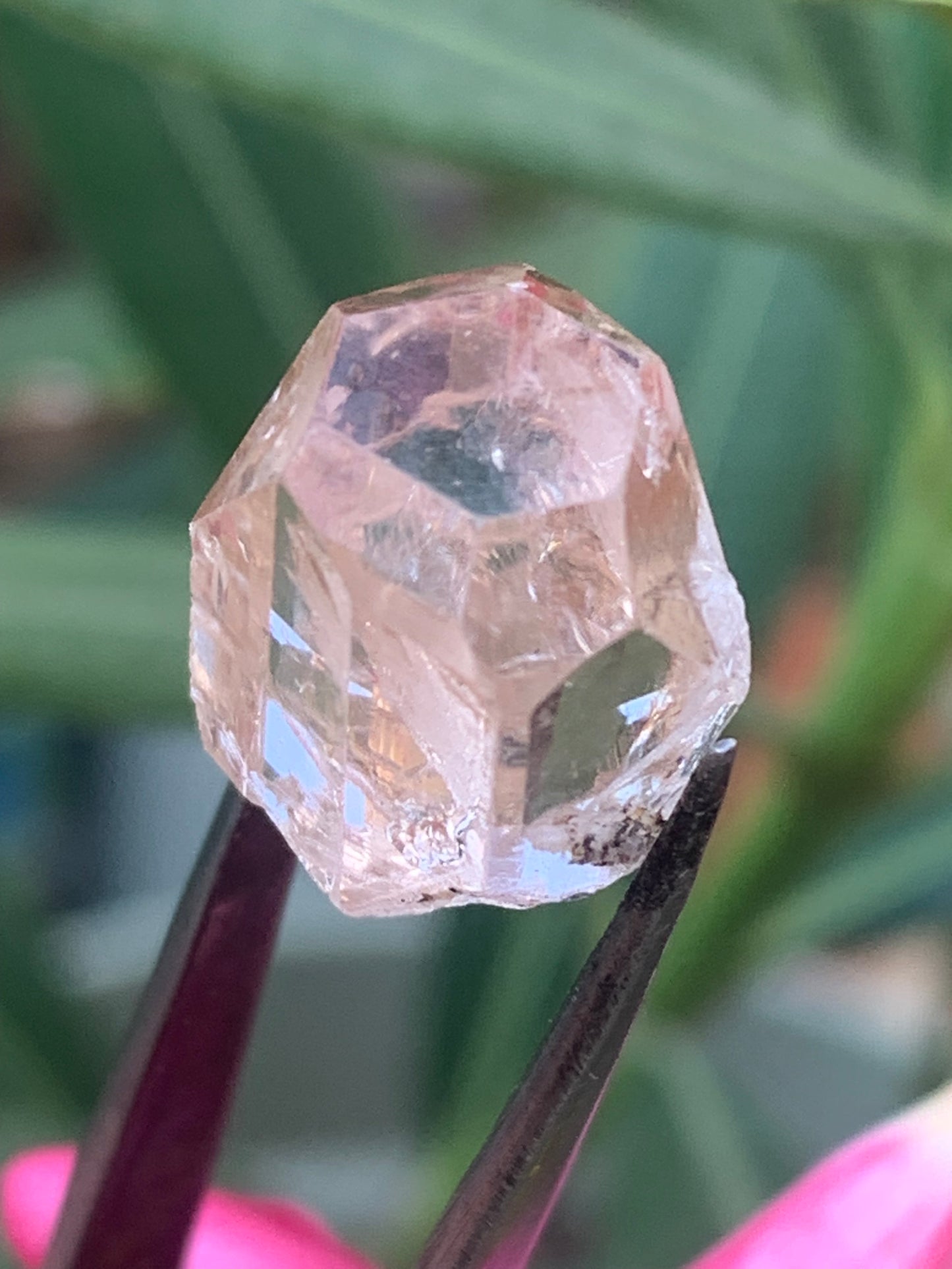 Topaze Impériale, superbe cristal naturel de 15mm x12 x11 - 4,6 grammes/ 23 carats. Belle pièce de collection, unique et assez rare sur le marché !