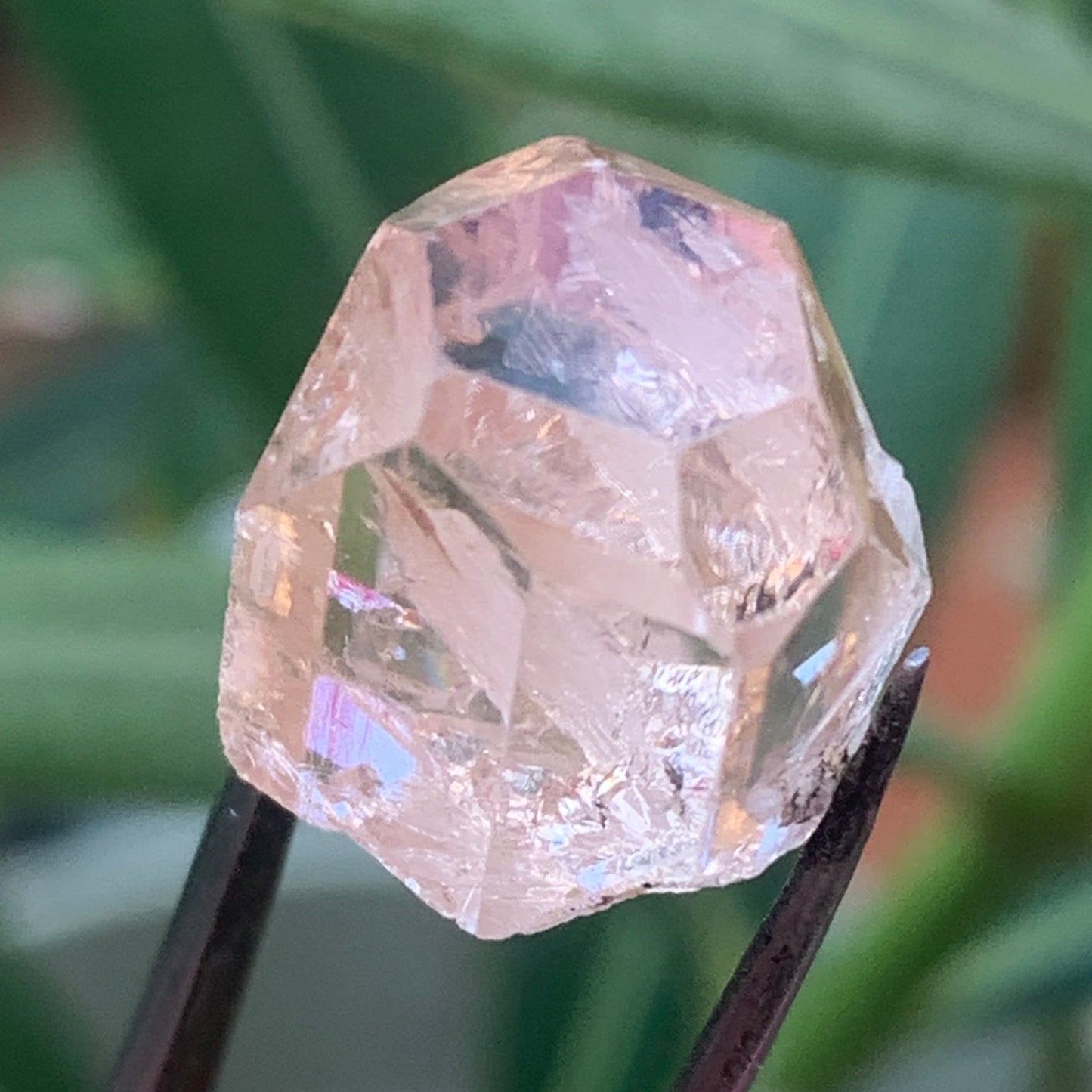 Topaze Impériale, superbe cristal naturel de 15mm x12 x11 - 4,6 grammes/ 23 carats. Belle pièce de collection, unique et assez rare sur le marché !