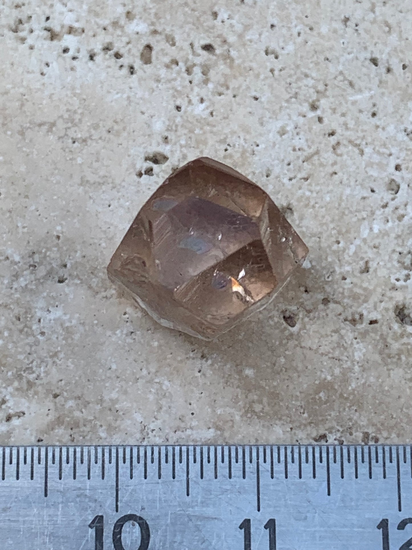 Topaze Impériale, superbe cristal naturel de 15mm x11 x10 - 4,1 grammes/ 20,5 carats. Belle pièce de collection, unique et assez rare !
