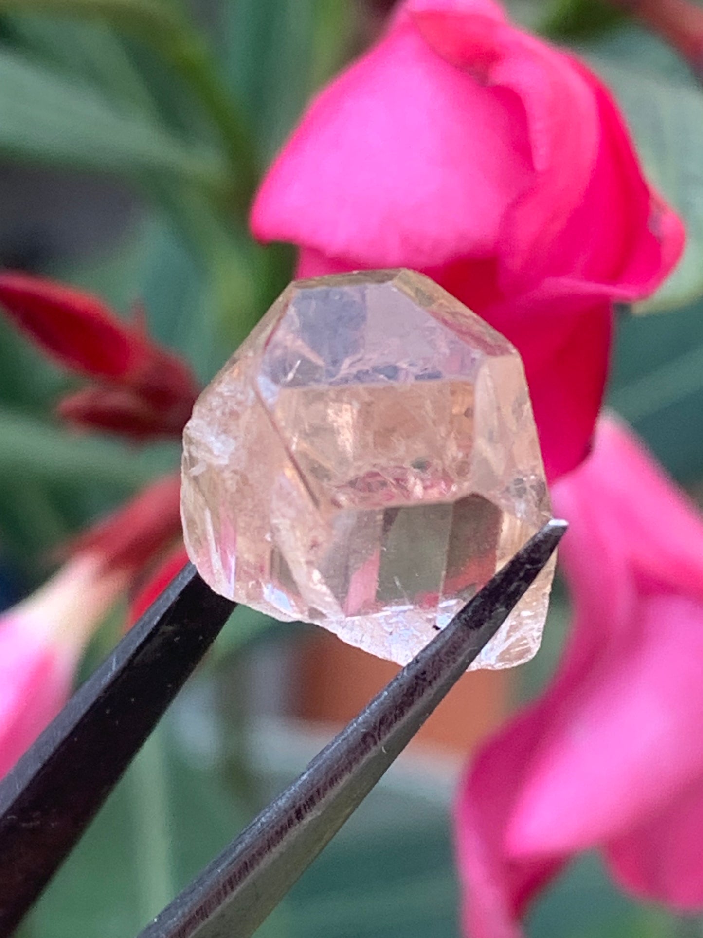 Topaze Impériale, superbe cristal naturel de 15mm x11 x10 - 4,1 grammes/ 20,5 carats. Belle pièce de collection, unique et assez rare !