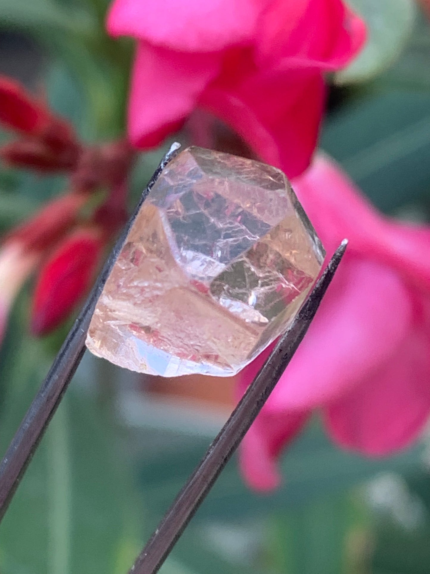 Topaze Impériale, superbe cristal naturel de 15mm x11 x10 - 4,1 grammes/ 20,5 carats. Belle pièce de collection, unique et assez rare !