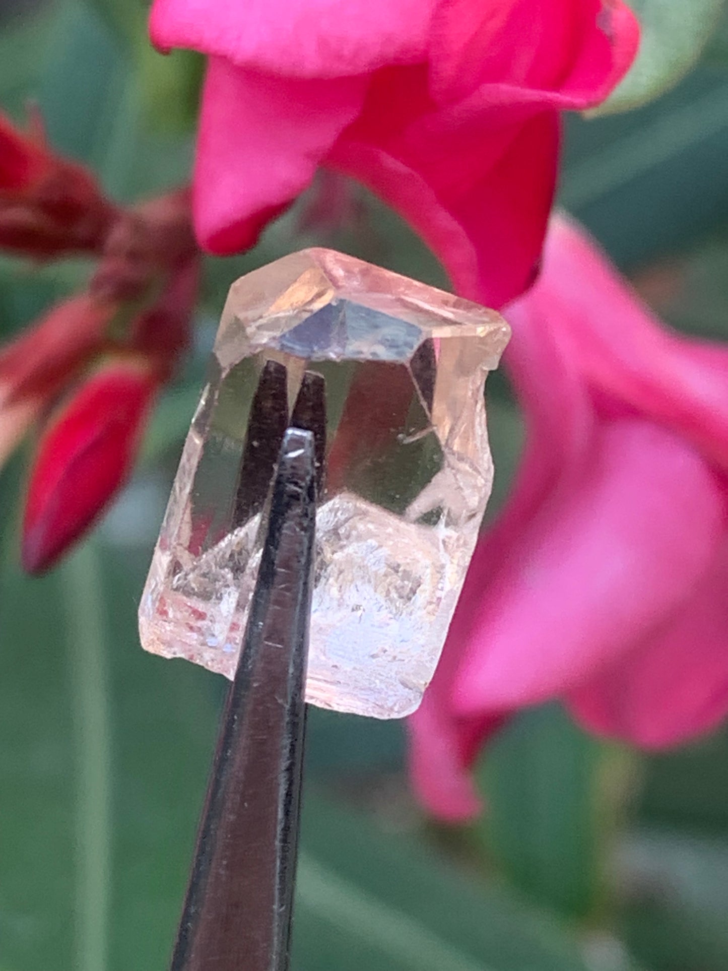 Topaze Impériale, superbe cristal naturel de 15mm x11 x10 - 4,1 grammes/ 20,5 carats. Belle pièce de collection, unique et assez rare !