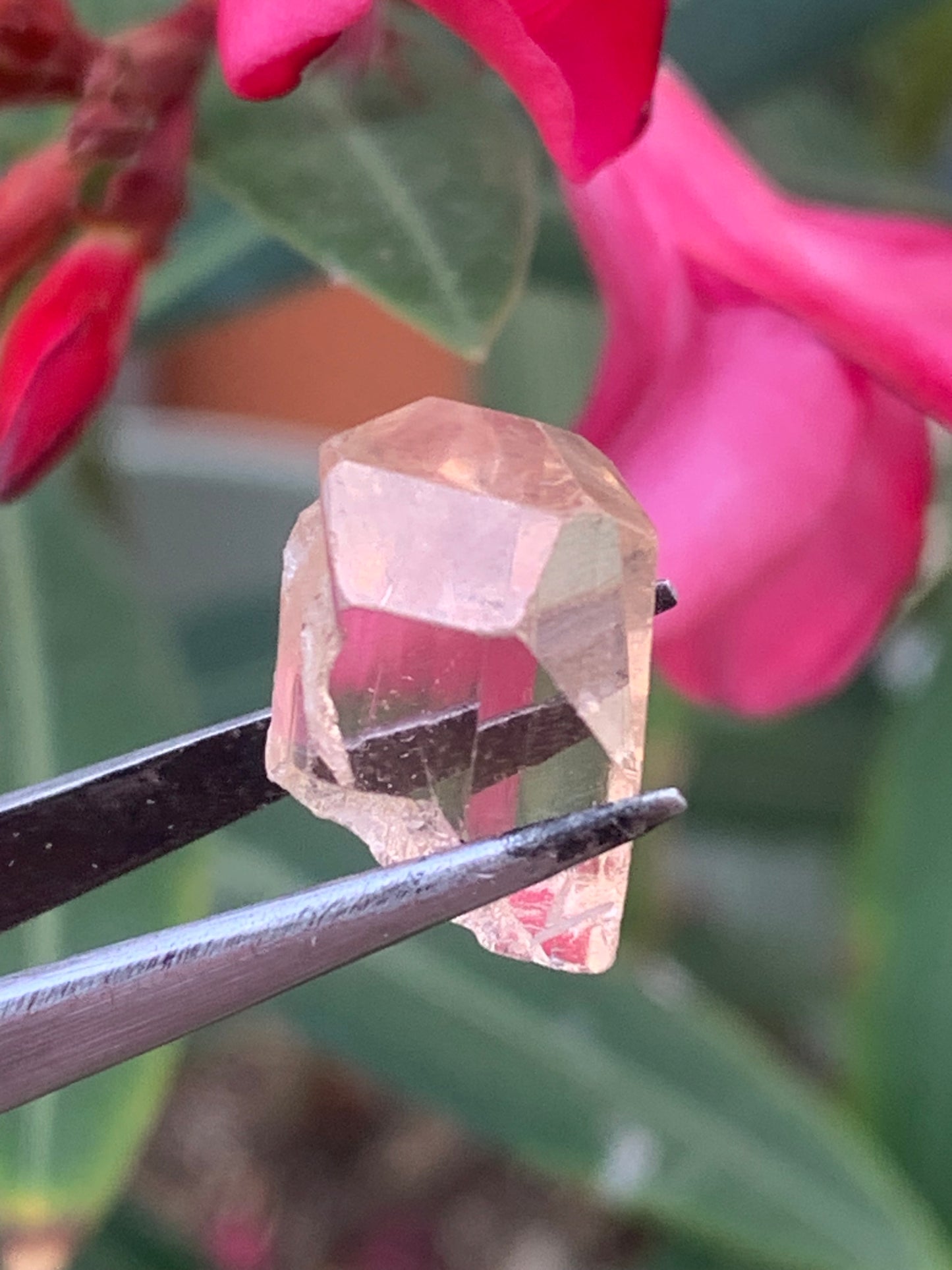 Topaze Impériale, superbe cristal naturel de 15mm x11 x10 - 4,1 grammes/ 20,5 carats. Belle pièce de collection, unique et assez rare !